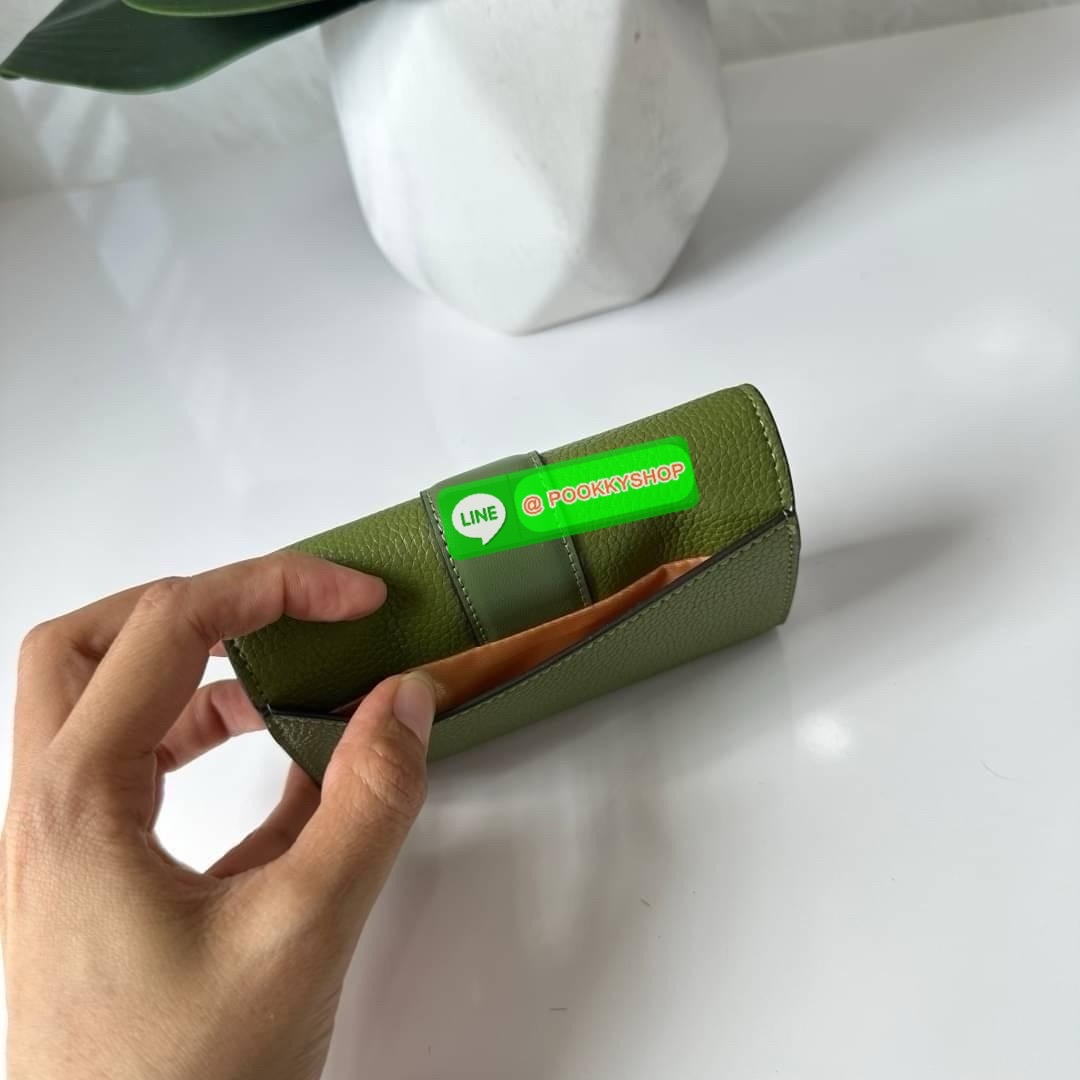 Coach Medium Grace Wallet (Cl421) 🔖กระเป๋าสุดหรูใบกลาง ขนาดกำลังดีกระทัดรัด 🔖วัสดุ : pebble leather 🔖ภายในมีช่องใบบัตรเครดิต 6 ช่อง มีช่องใส่เหรียญแยก สามารถใส่ธนบัตรแบงค์พันได้คะ