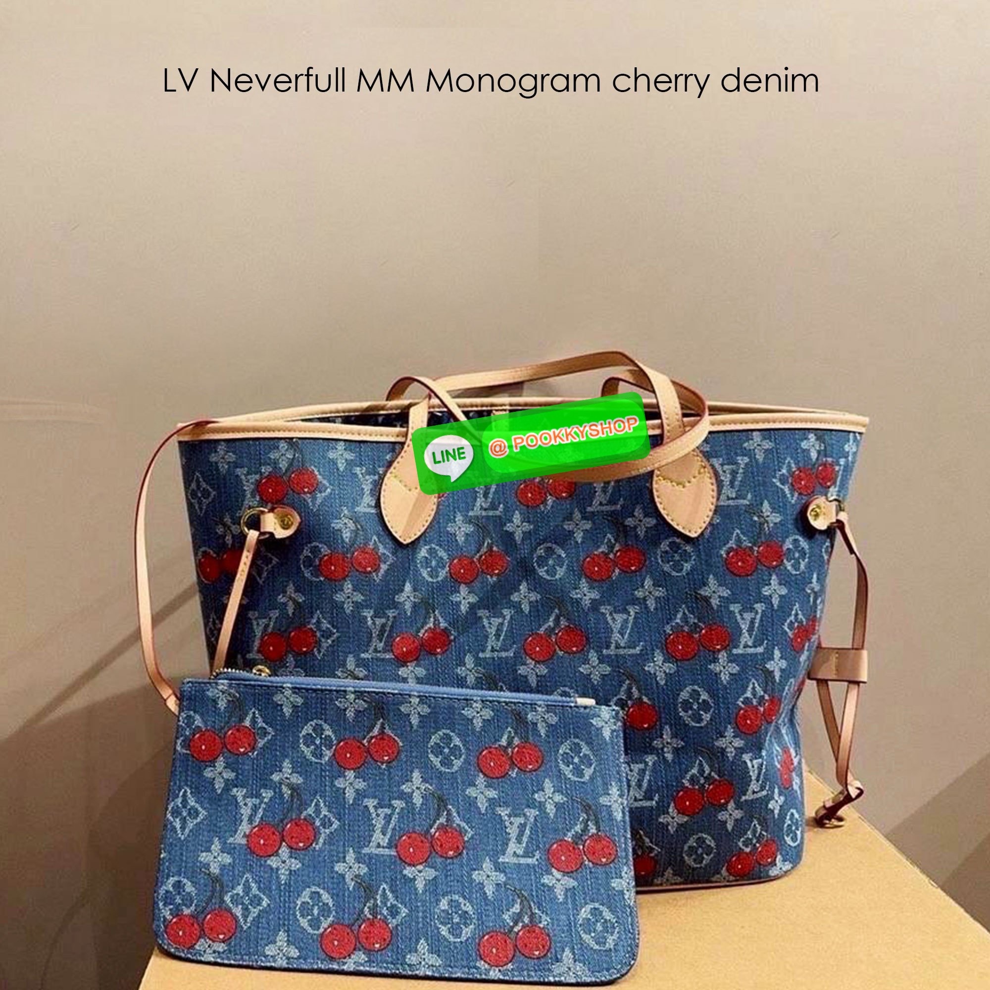 🕊️ พร้อมส่ง | LV Neverfull MM Monogram cherry denim 32cm กระเป๋าสะพายทรงโท้ทช้อปปิ้งใบใหญ่ โดดเด่นมีชีวิตชีวา ด้วยเดนิมวินเทจปักลายเชอร์รี่สีสันสดใสสะดุดตาสะท้อนสไตล์ไอคอนิก ผสานสไตล์ล้ำสมัยเปี่ยมฟังก์ชัน ยังคงมีความเป็นเอกลักษณ์ ดีไซน์ลวดลายโมโนแ
