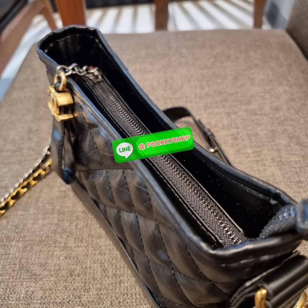 RESTOCK!! LIMITED SHOULDER BAG พรีเมี่ยมกิ๊ฟ Chanel ไซส์คลาสสิค กระเป๋าสะพายข้าง/ไหล่ หนังสังเคราะห์ นิ่ม หรู มาพร้อมพวงกุญแจสัญลักษณ์แบรนด์ พิเศษ!! สายคล้อง jumbo font เพิ่มดีเทลความแพง อะไหล่พร้อมโซ่สะพายสีทองสลับสีเงินรมดำ สามารถสะพาย crossbody หรือสะพ