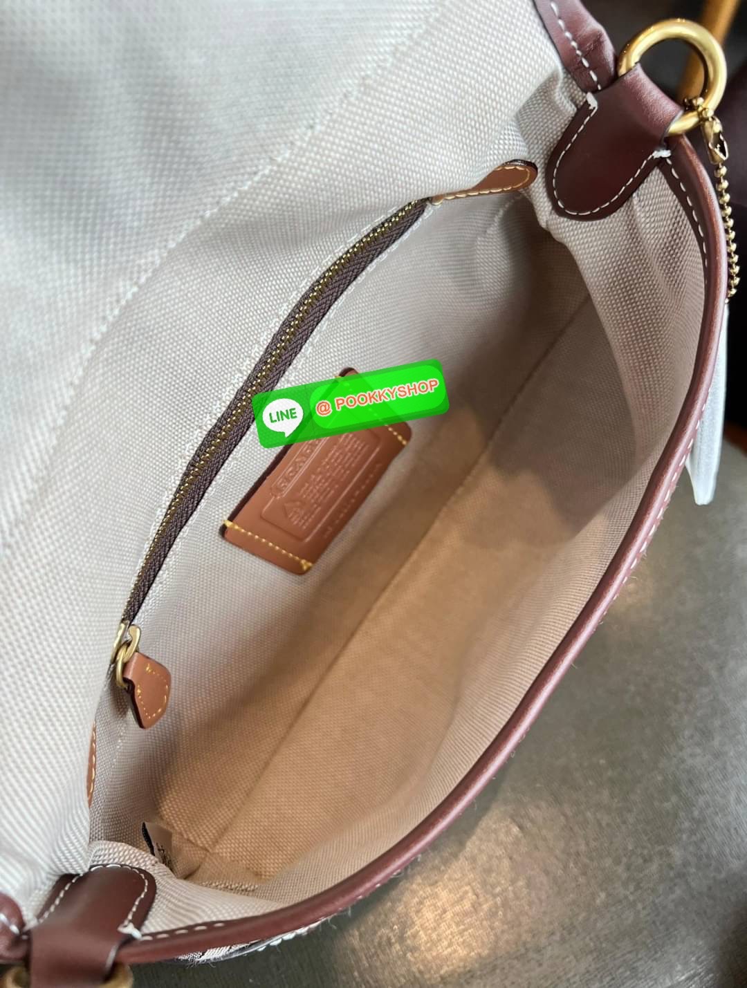 🌟NEW ARRIVAL! วินเทจสุดๆ ใช้กี่ครั้งก็ไม่เบื่อ สวยมากๆค่ะ COACH THE SOHO FLAP LIMITED RE-EDITION!! 💌พร้อมส่ง มาค่าห้ามพลาดคลาสสิค แมทได้กับทุกชุด! 📌รุ่นนี้ต้องมีป้ายแบรนด์Limitedห้อยมาด้วยนะคะ วัสดุJacquard +หนังแท้สวยงาม เปิด-ปิดก