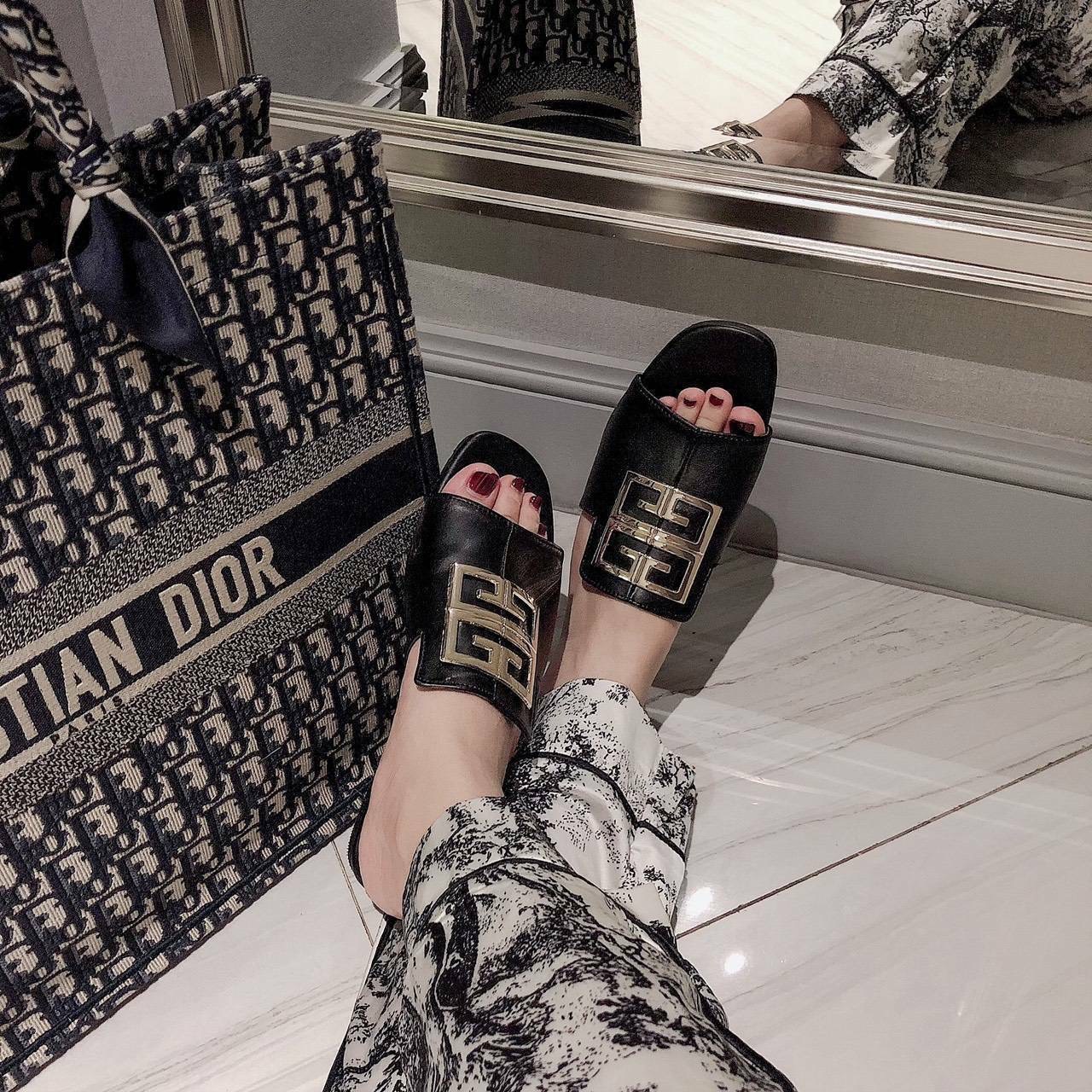 พร้อมส่ง ฮอตๆๆๆ เลยคะ ตัวนี้ เพิ่งมาคะ แตะ givenchy ตัวใหม่ล่าสุด รองเท้าแตะหน้าสวม หนังนิ่ม ทรงสวยมาก เก็บหน้าเท้าได้ดี สาวหน้าเท้ากว้างใส่ได้จ้า *งานปั้มแบรนด์ กล่องเรียบน๊า