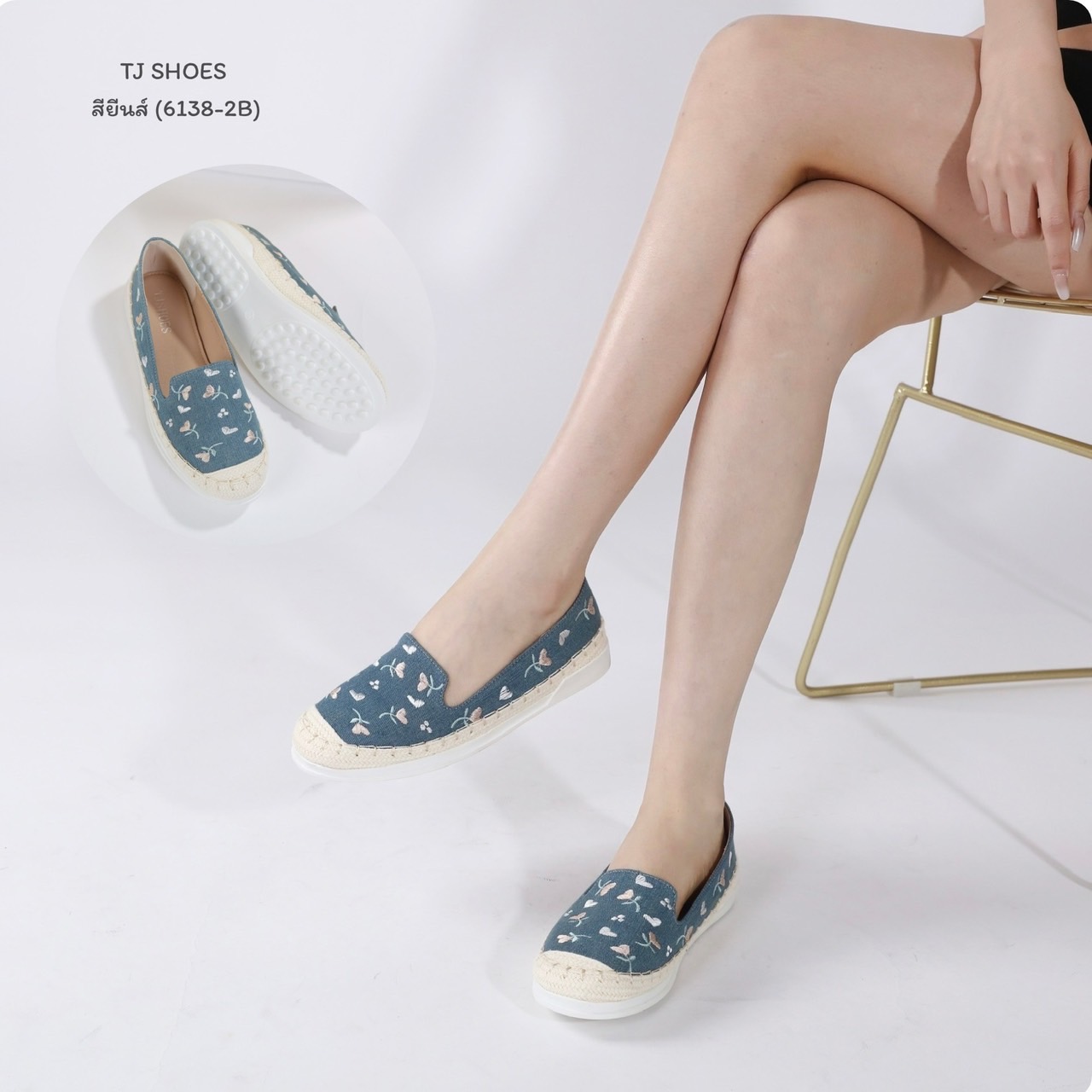 พร้อมส่งแบบใหม่มาแรง รุ่นนี้เป็นงานสั่งทำพิเศษ คุณภาพดีมากๆ - ผ้ารุ่นนี้นิ่ม นิ่มมากนิ่มสุดๆ - พื้นบุนวมนิ่มใส่นุ่มสบายมาก น้ำหนักเบา - ใส่นุ่มเดินทั้งวันได้สบายมากๆ - สวยใส่ง่าย แมทได้กับทุกชุด ใส่ได้ตลอดไม่ตกเทรนด์ - ส้นเกรดพรีเมี่ยมกันลื่นอย่างดี