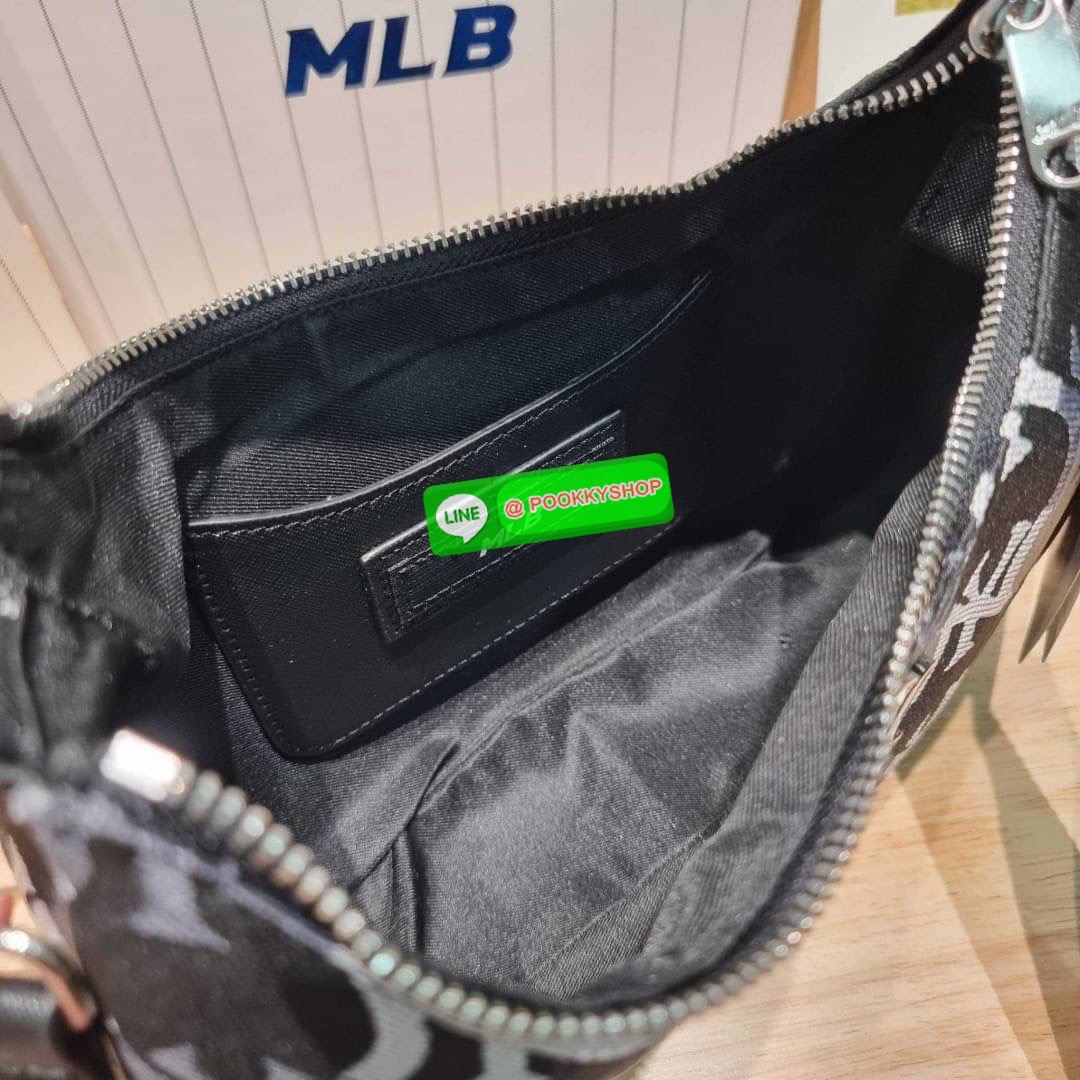MLB MONOGRAM HOBO BAG สวยไม่ซ้ำ ใหม่ก่อนใคร กับแบรนด์จากเกาหลีเกาใจ น้องใหม่มาแรง!! กับกระเป๋าทรงพอช ที่ใช้งานได้ง่ายมากๆ ขนาดกำลังดี ดีไซน์ลวดลายโมโนแกรมเอกลักษณ์ ลงบนผ้า jacquard ได้อย่างลงตัวและสวยงาม มาพร้อมสายคล้องในตัว และสายครอสแบบสปอร์ต ทนทาน จึงส