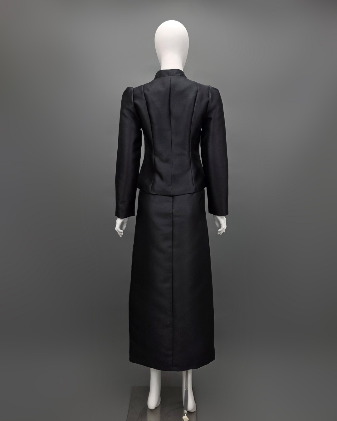 ชุดเซทแฟชั่น เซ็ทเสื้อเข้ารูปผ่าหน้าแขนยาวทรงกระบอก จับคู่กระโปรงป้ายยาวทรงสอบ