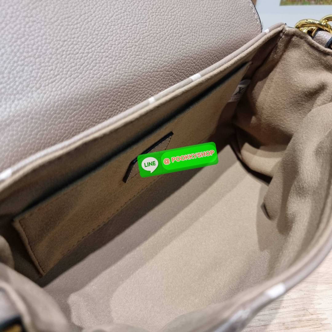 New in กระเป๋าสะพายคอลใหม่ล่าสุด สวยหรู ดูแพง ดีไซน์รูปทรงออกมาให้ใช้งานได้ง่าย เปิด-ปิดด้วยอะไหล่แม่เหล็ก ภายในโล่งกว้าง ใส่ของสำคัญได้ครบ มาพร้อมสายสะพายถึง 2 แบบ สายโซ่สะพายไหล่อัพความหรู และสายหนังที่ปรับยาวสั้นได้ สะพายข้างชิลๆก็ดูดี จัดให้พร้อมเสิร์