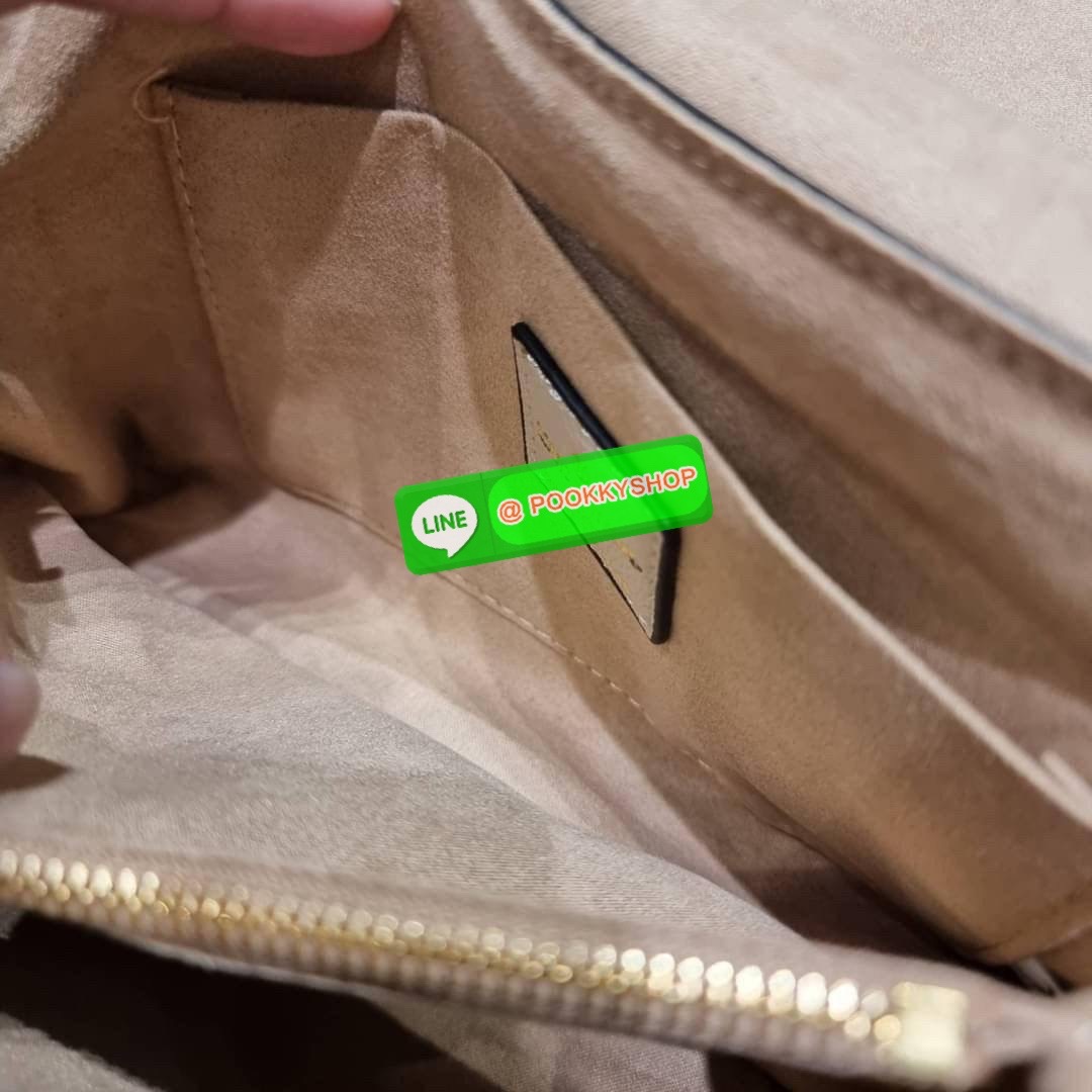 LV MADELEINE BAG ใหม่ล่าสุด อีกหนึ่งรุ่นคลาสสิคหายาก จากเคาน์เตอร์ dutyfree ที่สาวๆรอคอย กระเป๋าถือ/สะพายข้าง ดีไซน์เรียบง่าย แต่เต็มไปด้วยดีเทลความหรู วัสดุหนังวัวปั๊มลายเอกลักษณ์ เปิด‐ปิดด้วยอะไหล่กดล็อคสีทองหรู และมีพวงหนังห้อยพิเศษแถมมาให้ด้วย ภายในแบ