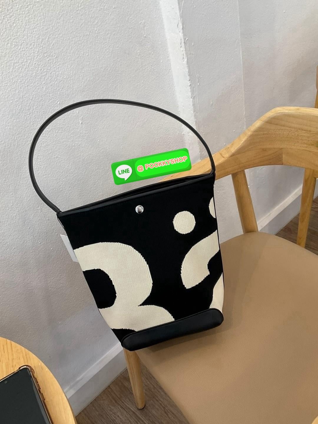 เข้าแล้วค่ะ! กับ Rally movement กระเป๋าทรงถังยอดฮิตที่สุดในปี 2024 ยอดจองคือถล่มโซเชียล จัดให้ในราคาน่ารัก ด้านในกว้างขวาง แข็งแรง สามารถใส่ไอแพด ใส่สมุดได้ #รุ่นนี้ทุกคนต้องมีจริงๆ ตัวกระเป๋างานเนี้ยบเป๊ะ มาพร้อมป้ายห้อยครบ สุดปัง พร้อมส่งวันนี้แล้ว2สี จ