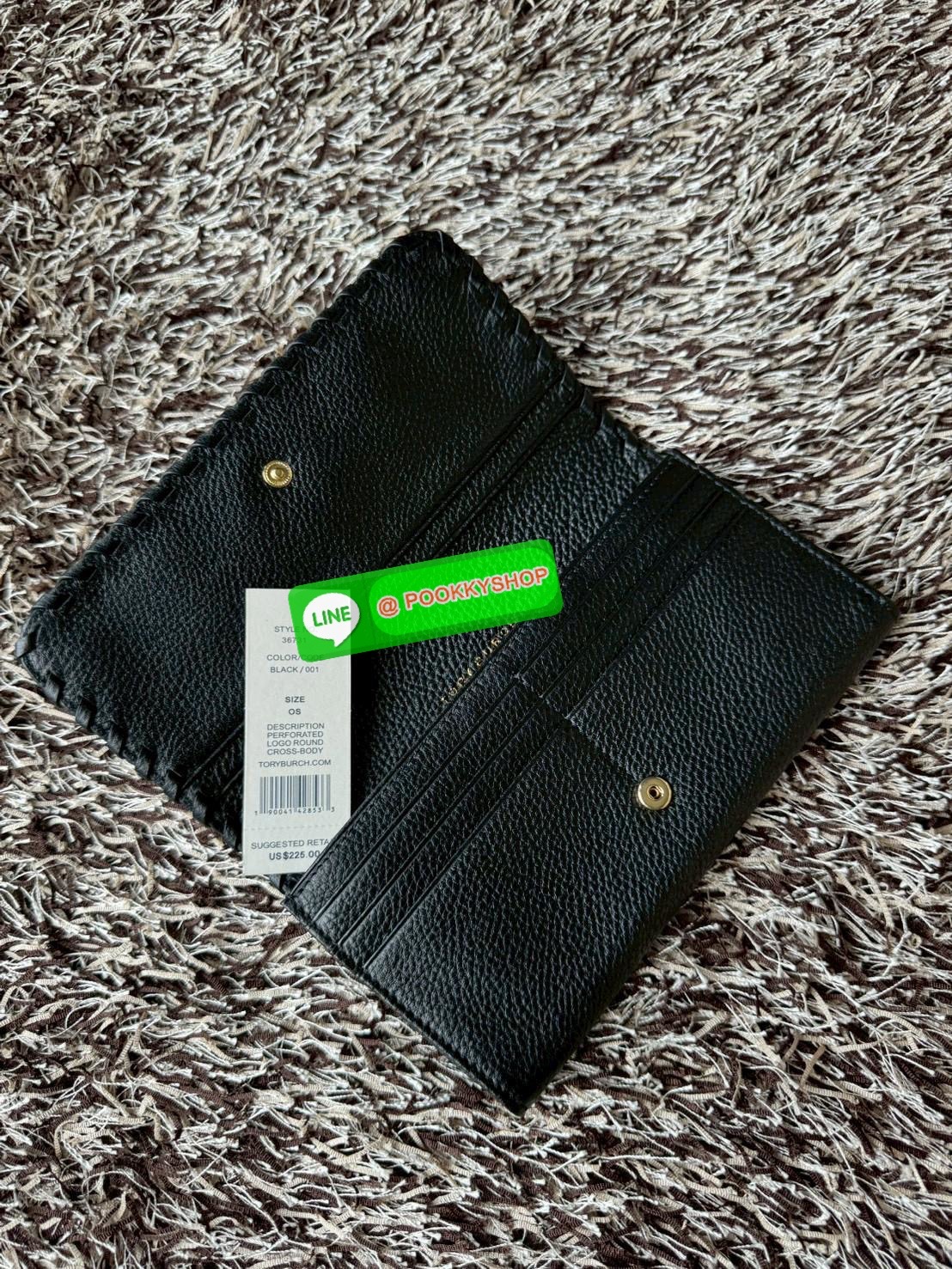 Tory Burch Marion Long wallet กระเป๋าสตางค์ยาวใบนี้ใส่การ์ดได้ถึง12ใบเลยทีเดียว มีช่องอเนกประสงค์และช่องใส่ธนบัตรหลายช่อง หยิบจับง่าย เปิดปิดด้วยกระดุมสแนป วัสดุหนังวัวแท้100% ดีเทลแต่งขอบกระเป๋าด้านหน้าแบบถัก โลโก้อยู่กึ่งกลางอันเป็นสัญลักษณ์