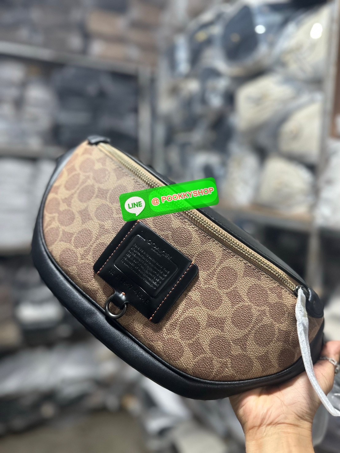 Coach 40345 Rivington Belt Bag In Signature Canvas สายแฟต้องร้องว้าว “ลายมีอยู่ทั่วไป…แต่ลายที่มี C อยู่ด้วย ใครเห็นก็รู้ว่า ‘เท่แบบ Coach’” Coach Charter Belt Bag ลาย C สุดเก๋ ทรงโค้งครึ่งวงรี คาดอกได้เท่ คาดเอวก็เก๋ ใครใส่ก็หล่อดูดี มีเอกลักษณ์เฉพาะตัว!