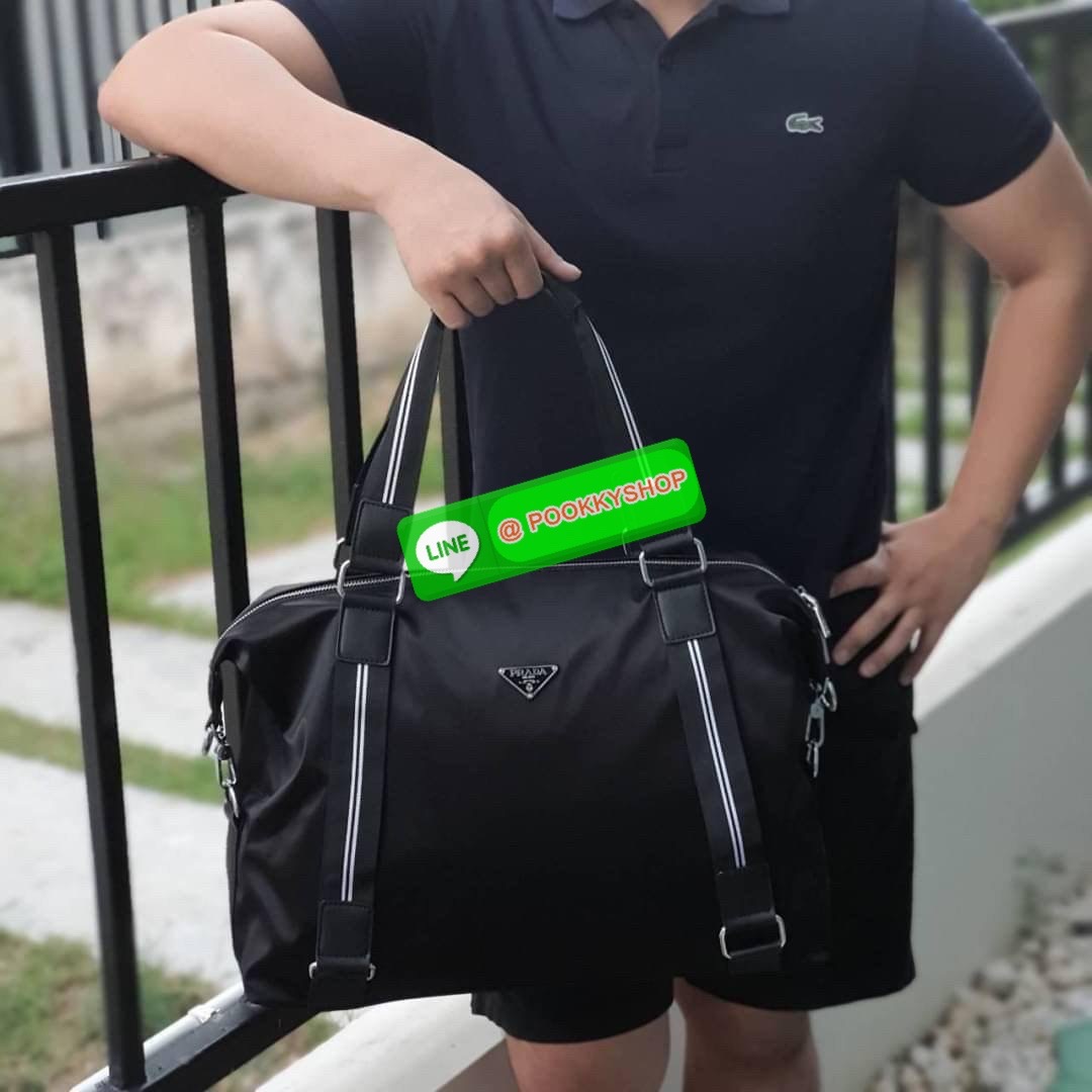 พร้อมส่งที่ไทยอีกครั้งกับ กระเป๋าใบใหญ่ กระเป๋าเดินทางแบบถือ ทรง TRAVEL BAG ใส่ของได้เยอะมาก งานพรีเมียมสมนาคุณแบรนด์ดังอย่าง PRADA ไปต่างประเทศได้สบาย ตัวกระเป๋าทำจากผ้า NYLON เคลือบอย่างดี สามารถกันน้ำได้ อะไหล่เงินทั้งใบ ด้านหน้าประดับโลโก้แบรนด์สุดหรู