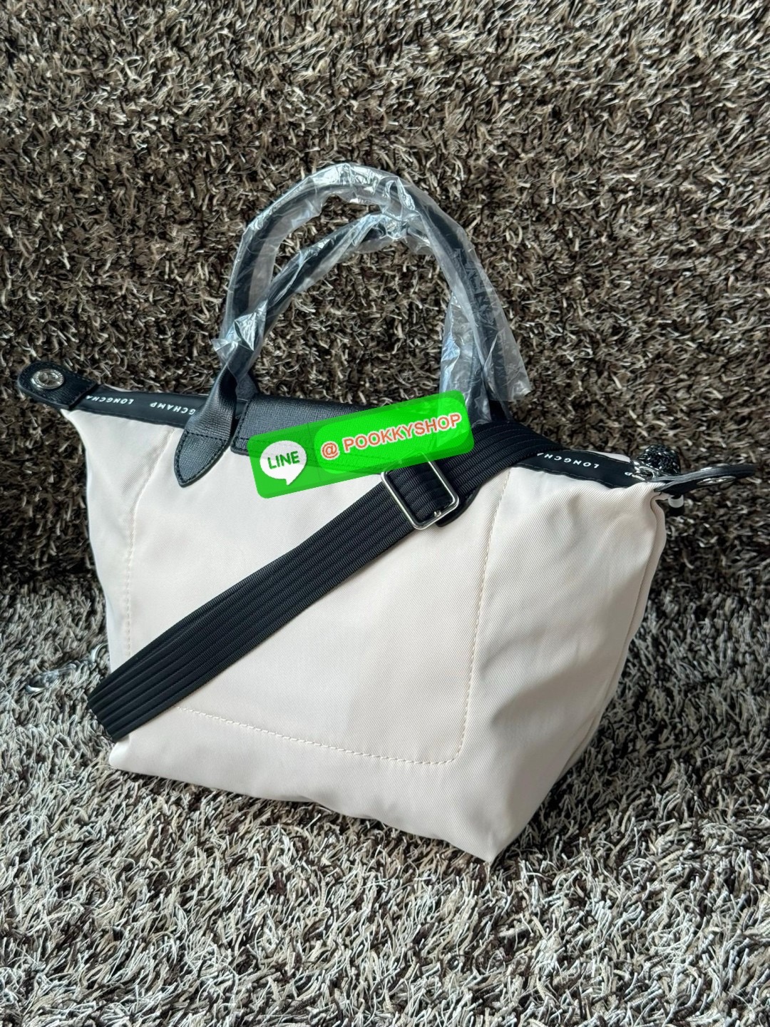 Longchamp LE PLIAGE ENERGY S HANDBAG LE PLIAGE รีไซเคิล ECONYLสไตล์สปอร์ต ทันสมัย และใช้งานได้จริง น้ําหนักเบา กระเป๋าใบนี้เป็นเครื่องประดับที่มีเสน่ห์ในอุดมคติที่จะติดตามคุณในทุกกิจกรรมยามเย็นของคุณ มาพร้อมกับสายสะพายไหล่ปรับได้ สามารถพกพาได้ ทั้งแบบถือแ