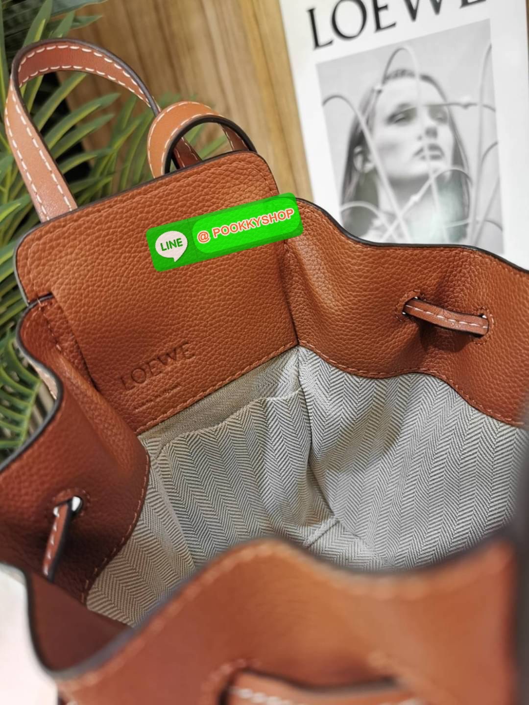 ✴️ห้ามพลาด!✴️LOEWE HANDLE & SHOULDER BAG GIFT WITH PURCHASE (GWP) กระเป๋าถือหรือสะพายหนังแท้พรีเมี่ยมกิ๊ฟ Limited จาก LOEWE PERFUME DUTYFREE รุ่น Rare items สุดๆวัสดุหนังแท้ Calfskin หนังสวยดีไซน์คงเอกลักษณ์แบรนด์ สามารถปรับใช้ได้หลายทรงด้าน