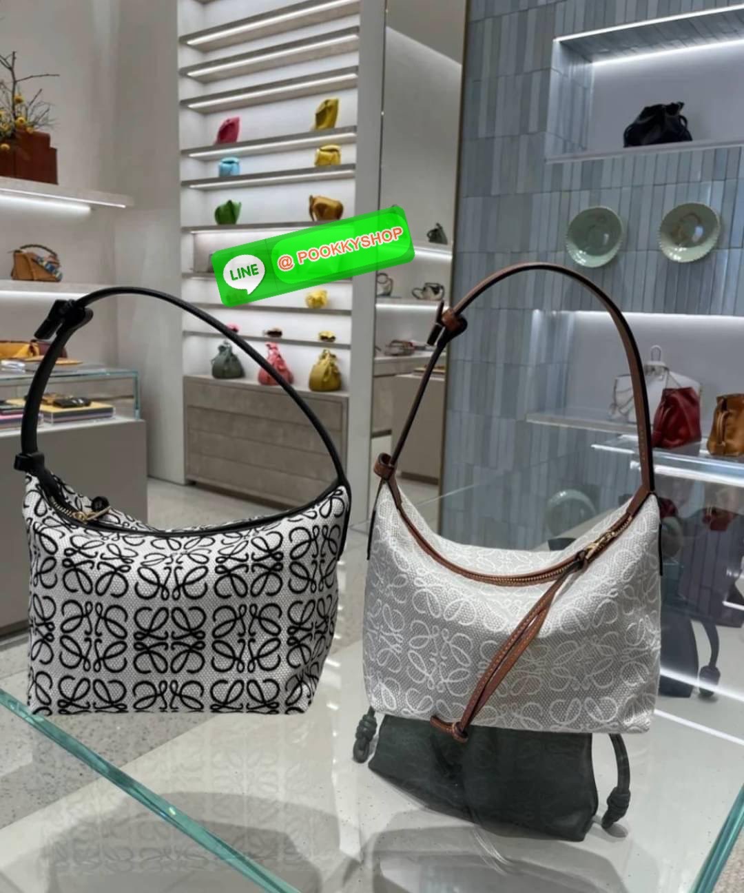 RESTOCK!! 💙🤎 LOEWE CANVAS BAG VIP GIFT WITH PURCHASE (GWP) พรีเมี่ยมกิ๊ฟ Limited จาก LOEWE HAUTE PARFUME DUTYFREE COUNTER วัสดุ CANVAS ตัดหนังแท้ ดีไซน์ทรงยอดฮิตประจำปีเลย! ปักโลโก้แบรนด์บนผ้าทั้งใบเป็นเอกลักษณ์ เปิดปิดด้วยซิปยาวภายในโล่งก