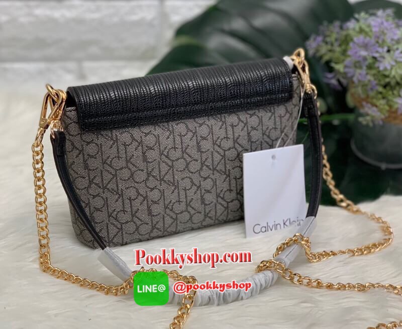 New arrival !! CALVIN KLEIN HANDBAG // SHOULDER BAG กระเป๋าถือ//คล้องไหล่//สะพายข้าง//หรือครอสบอดี้ร์ได้ค่ะ ดีไซด์สวย น่าใช้มากๆค่ะ วัสดุหนังผสมนิ่มมือค่ะ ด้านมีโลโก้แบรนด์ พร้อมช่องซิปใส่ของจุกจิก เปิดปิดกระเป๋าแบบกระดุมแม่เหล็ก ภายในแบ่งสามช่อง สามารถใส