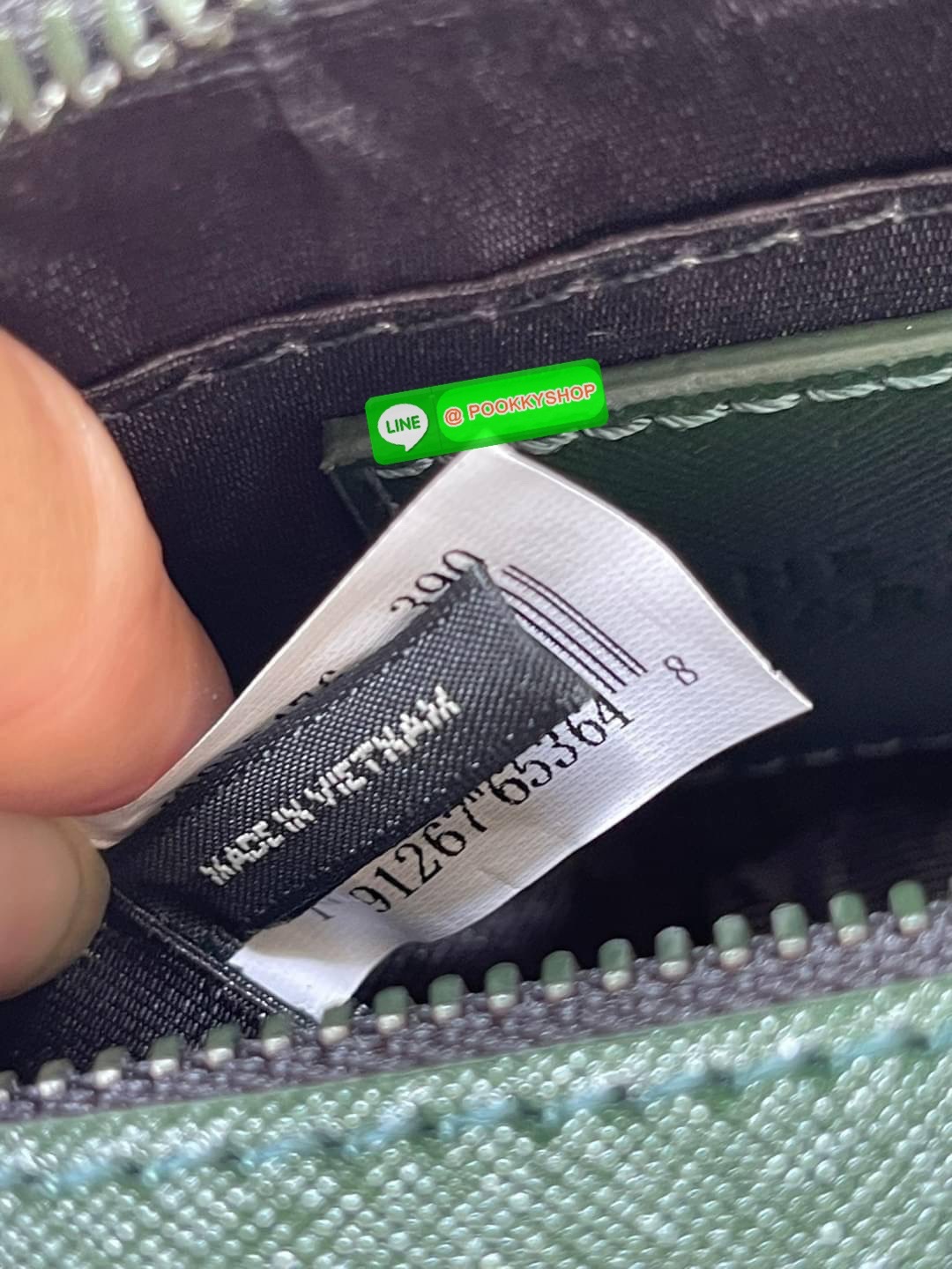 💕 Marc Jacobs Snapshot Bag กระเป๋าแบรนด์ดังจากสัญชาติอเมริกัน นับได้ว่ารุ่นนี้เป็นรุ่นทรงฮิตของ marc jacobs เลยทีเดียว โดยด้านหน้ากระเป๋าจะเป็นโลโก้แบบโลหะที่เป็นสัญลักษณ์ของแบรนด์นี้ มาพร้อมสายสะพายที่จะสะพายยังไงก็ดูโดดเด่น เพราะขนาดใหญ่ที่สกรีน