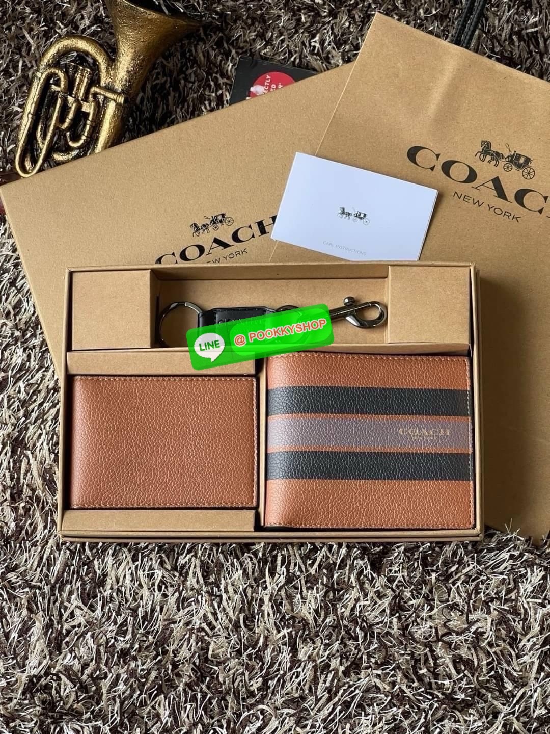 COACH BOXED 3-IN-1 WALLET GIFT SET IN SIGNATURE ชุดเซ็ทกระเป๋าสตางค์และพวงกุญแจจาก Coach กระเป๋าสตางค์หนังแคนวาสพิมพ์ลายทั้งใบ โดดเด่นด้วยดีไซน์เรียบหรู ร่วมสมัย และมีเอกลักษณ์เฉพาะตัว ด้านในประกอบด้วยช่องใส่ธนบัตร 2 ช่อง ช่องใส่บัตร 8 ช่อง และช่องว่างด้า