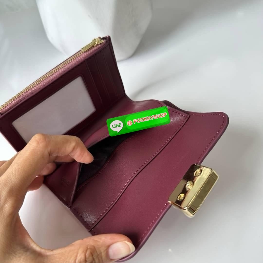 Coach Medium Grace Wallet (Cl421) 🔖กระเป๋าสุดหรูใบกลาง ขนาดกำลังดีกระทัดรัด 🔖วัสดุ : pebble leather 🔖ภายในมีช่องใบบัตรเครดิต 6 ช่อง มีช่องใส่เหรียญแยก สามารถใส่ธนบัตรแบงค์พันได้คะ