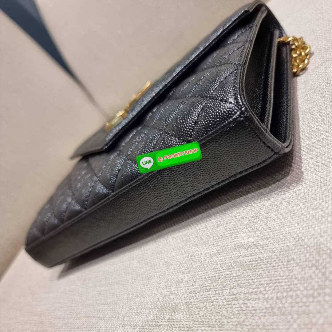 New in!! Yves Saint laurent envelope quilted with chain กระเป๋าสะพายพรีเมี่ยมกิ๊ฟ จากเคาน์เตอร์ vip dutyfree ทรง woc สุดฮอต ในดีไซน์ใหม่ ดีเทลเย็บสวยคม โดดเด่นกว่าใครแน่นอน วัสดุหนัง pepble ทนทาน ใช้งานง่ายเพียงแค่เปิด-ปิดด้วยกระดุมแม่เหล็ก ภายในแบ่งสัดส่