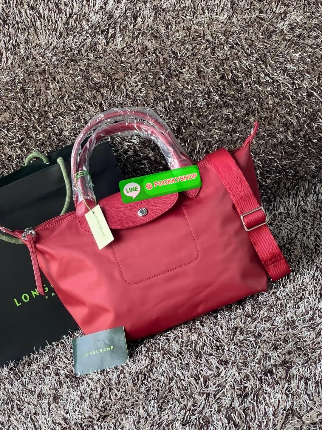 💕Longchamp LE PLIAGE NÉO TOP HANDLE BAG (small size) อีกหนึ่งรุ่นยอดนิยม ที่สาวๆ ต้องมีไว้เก็บไว้สักใบ กระเป๋าโท้ทใบนี้ มาพร้อมกับสีที่มีสไตล์เรียบง่าย มีสายสะพายยาวปรับสั้นยาวได้ช่วยให้คุณสามารถสะพายไหล่ได้อย่างสบาย ในตัวสายปักโลโก้อันเป็นสัญลักษ