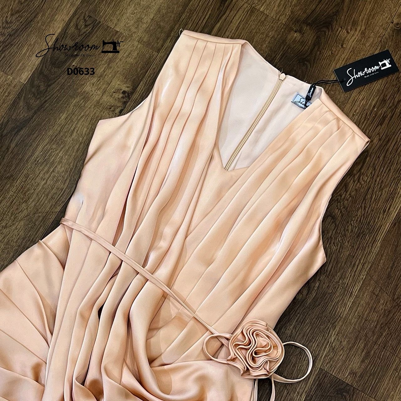 เดรสแฟชั่น เดรสคอถ่วงมาพร้อมสายผ้าดอกไม้เข้าชุด