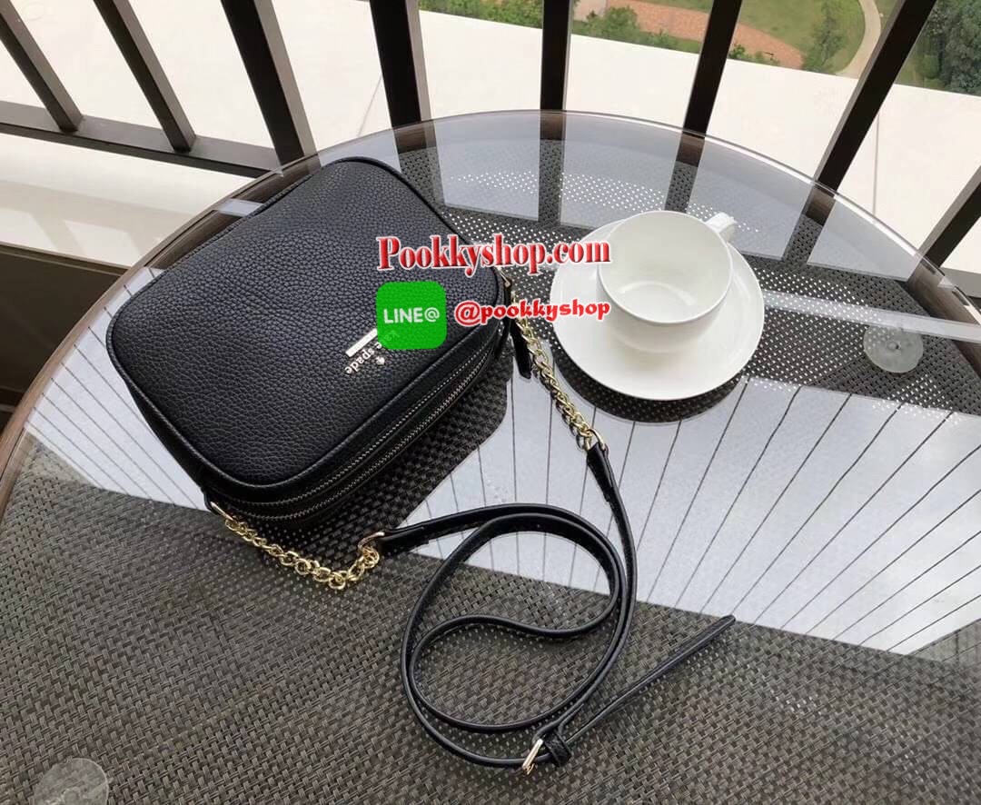 Kate spade New York mini shoulder bag กระเป๋าถือหรือสะพายหนังนิ่ม สวยอยู่ทรง ด้านหน้าประดับโลโก้แบรนด์ อะไหล่ทองหรูหรา น้ำหนักเบา ภายนอก มี2ช่องซิป แยกเป็นสัดส่วน ภายในมีช่องซิป 1 ช่อง และช่องใส่ของจุกจิก 1ช่อง จุของได้เยอะ สายสะพายปรับระดับได้ สะพายข้างห