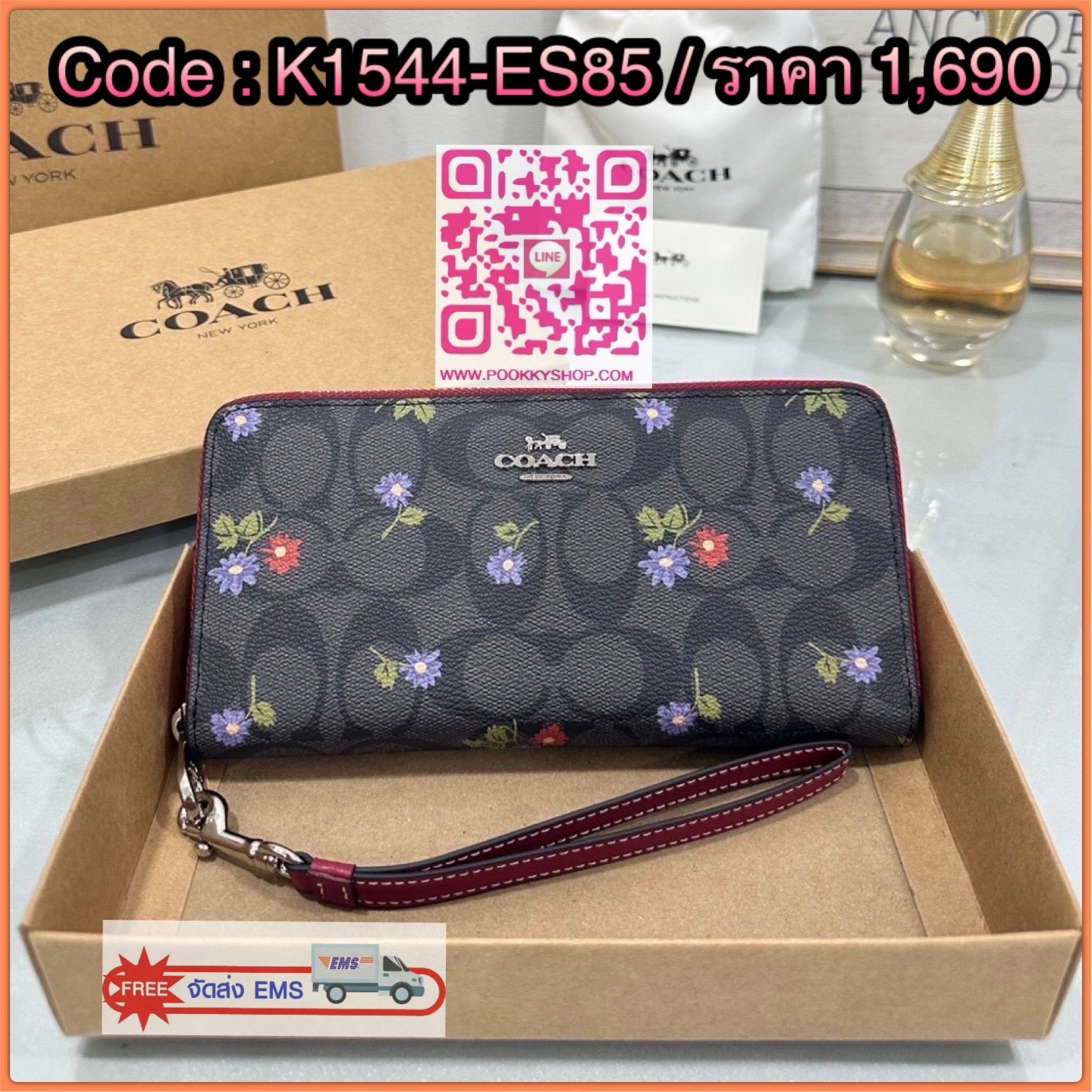 🌼 COACH LONG ZIP WALLET IN SIGNATURE CANVAS WITH COUNTRY FLORAL 🌼 ดีไซน์: ลายซิกเนเจอร์พื้นสีดำเทา เรียบหรูคลาสสิก แต่งลายดอกไม้ป่าโทนม่วง-แดงเล็กน่ารักแบบ country girl style! ขอบกระเป๋าตัดด้วยหนังสีแดงเบอร์กันดี เพิ่มเสน่ห์ให้ดูโดดเด่นแบบ