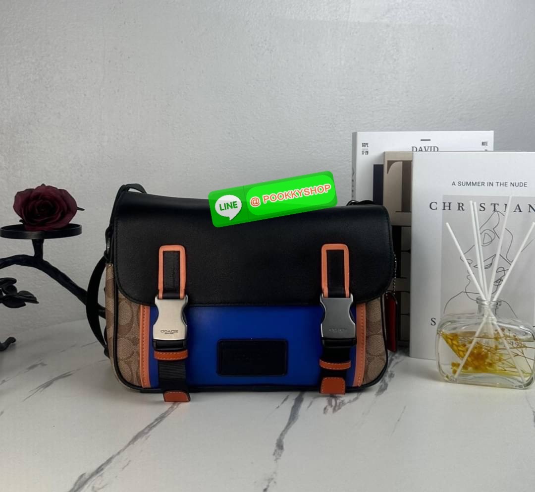 กระเป๋า COACH TRACK CROSSBODY IN COLORBLOCK SIGNATURE CANVAS (COACH C2725) กระเป๋าสะพายใบใหญ่ Unisex ที่เท่ได้ทั้งชายและหญิง วัสดุหนังแท้ หนังนิ่ม สัมผัสมือดีมากๆ เก็บดีเทลด้วยหนังแคนวาสคุณภาพ เนียบคมกริบ อยู่ทรงสวย ขนาดกำลังดี ไม่เล็ก ไม่ใหญ่เกินไป ด้านใ