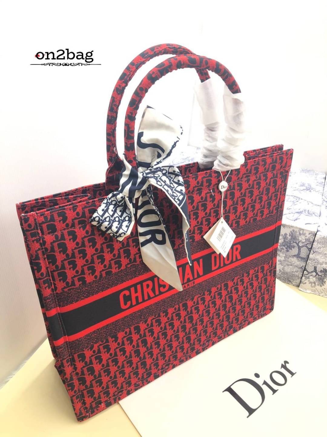 มาแล้วค่ะdior christian สำหรับใครที่รอรุ่นนี้ ขนาดใหญ่ กำลังพอดีใส่ของได้เยอะ ตัวกระเป๋าผลิตจากผ้าทออย่างดีแน่นหนา งานมีซิป ปั๊มแบรนด์ทุกจุด