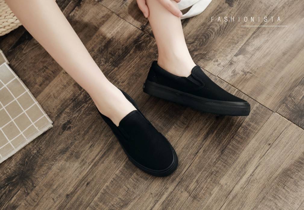 สลิปออนแบบมาใหม่ ใส่สบาย คล่องตัว พร้อมส่งค่ะ รองเท้าแฟชั่นชิคๆ ทรงเบสิค ฮิตตลอดกาล วัสดุผ้าแคนวาสเนื้อหนานุ่ม กระชับเท้า แต่งขอบยางยืดด้านข้าง เน้นความสบายในการสวมใส่ พื้น 1นิ้ว ใส่ง่ายเดินไม่เมื่อย ดีไซน์เรียบง่ายใส่แมชเสื้อผ้าได้ทุกแนวจ้าา มีไว้ได้ใช้แ