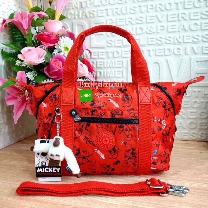 Disney's® 90 Years of Mickey Mouse Handbag 👍 รุ่น ART size M 👍กระเป๋าผ้าคิปลิงสะพายไหล่ได้ ครอสบอดี้ได้ มีสายยาวให้ 👍สามารถปรับสไตล์กระเป๋าได้2รูปแบบ เป็นtote หรือเก็บหูกระเป๋าก็ได้ 👍ช่องใหญ่ใส่ของได้จุ เปิดปิดด้วยซิป
