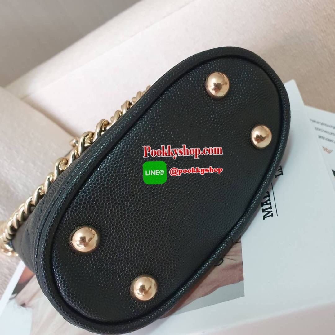 CHANEL VIP GIFT CROSSBODY BAG งาน CHANEL VIP GIFT ของแท้ 100% จากเคาเตอร์แบรนด์ CHANEL ทรงสวย ขนาดกำลังดี วัสดุหนัง CAVIER PU เปิดปิดด้วยกระดุมหน้าแบบบิดปลอดภัยหายห่วง ด้านในมีซิปอีกชั้น อะไหล่ทอง หัวซิปปั้มแบรนด์ ด้านในใส่โทรศัพท์ได้ทุกรุ่น พร้อมของจุกจิ