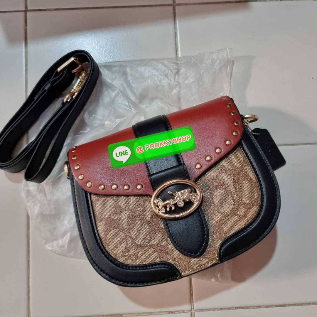 COACH C3593 GEORGIE SADDLE BAG IN COLORBLOCK SIGNATURE CANVAS WITH RIVETS ยกระดับความหรูให้กับตัวเองกันหน่อย ด้วยกระเป๋ารุ่นนี้!! ครอสบอดี้ที่ดีไซน์หรู อัพเลเวล ในราคาที่จับต้องได้ วัสดุหนังแคนวาสเคลือบสลับหนังเรียบ พิเศษไปอีกตกแต่งขอบด้วยหมุด เพิ่มดีเทลก