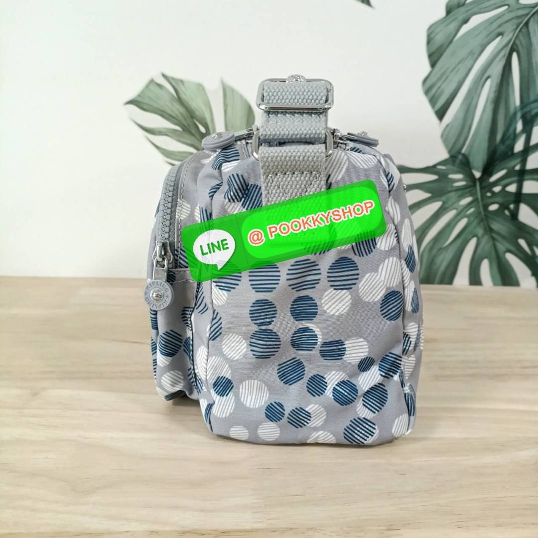 KIPLING RETH CROSSBODY BAG วัสดุ Nylon+polyester กระเป๋าสะพายข้างหรือ สะพาย Crossbody ได้ เปิด-ปิด ด้วยซิปปั๊มแบรนด์ที่หางซิป พร้อมช่องช่องหน้าแยกใส่ของใช้เล็กๆ น้อยๆ ได้ ช่องหลัก 2 ช่อง ด้านในโล่งกว้าง สามารถจุสัมภาระได้เยอะ มีช่องซิปด้านในและสายคล้องพวง