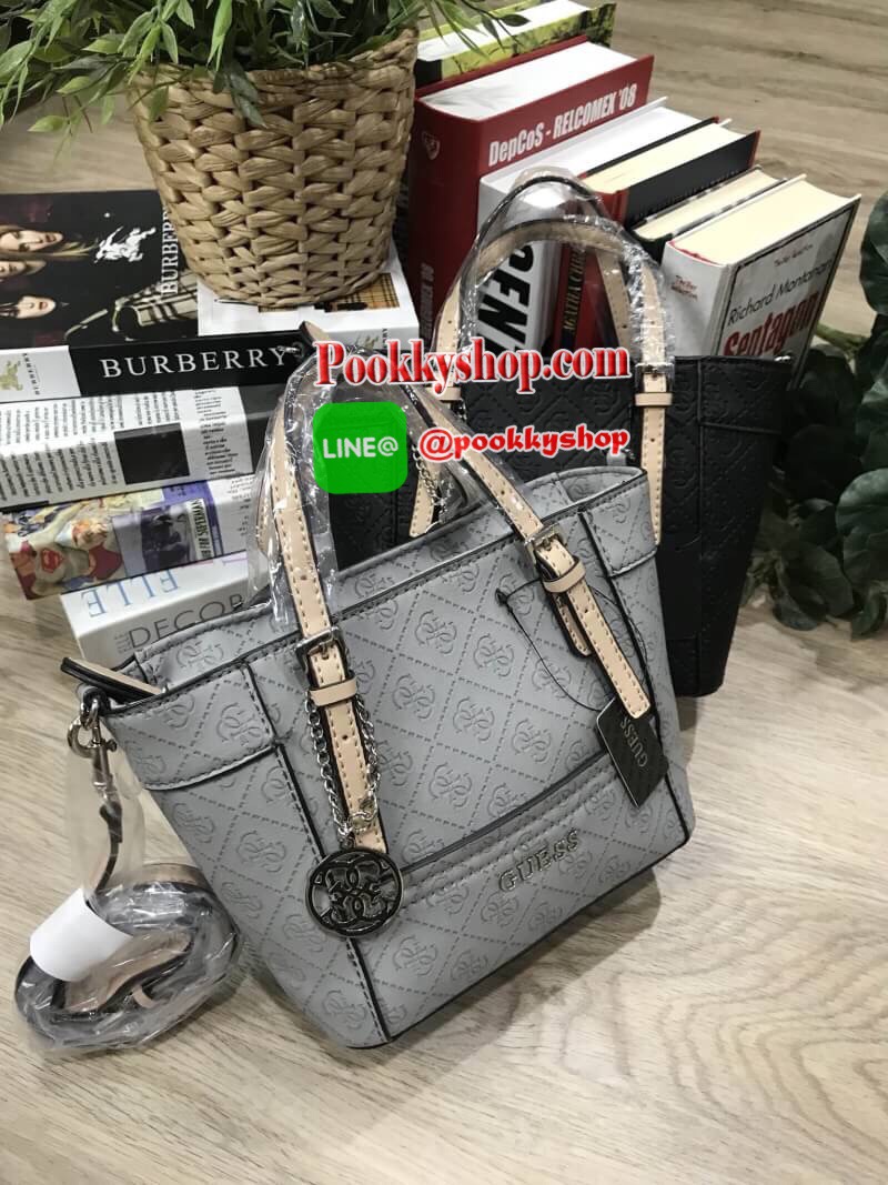 NEW ARRIVAL! GUESS DELANEY CROSS BODY BAG กระเป๋าถือหรือสะพายรุ่นที่ฮิตและขายดีที่สุดจาก GUESS FACTORY คอลเลคชั่นใหม่วัสดุหนังเรียบปั้มลาย GUESS Signature รอบใบสวยหรูอยู่ทรง ขนาดกำลังดี น้ำหนักเบา ด้านหน้าประดับโลโก้พร้อมพวงกุญแจโลโก้แบรนด์ห้อยที่หูหิ้วถอ