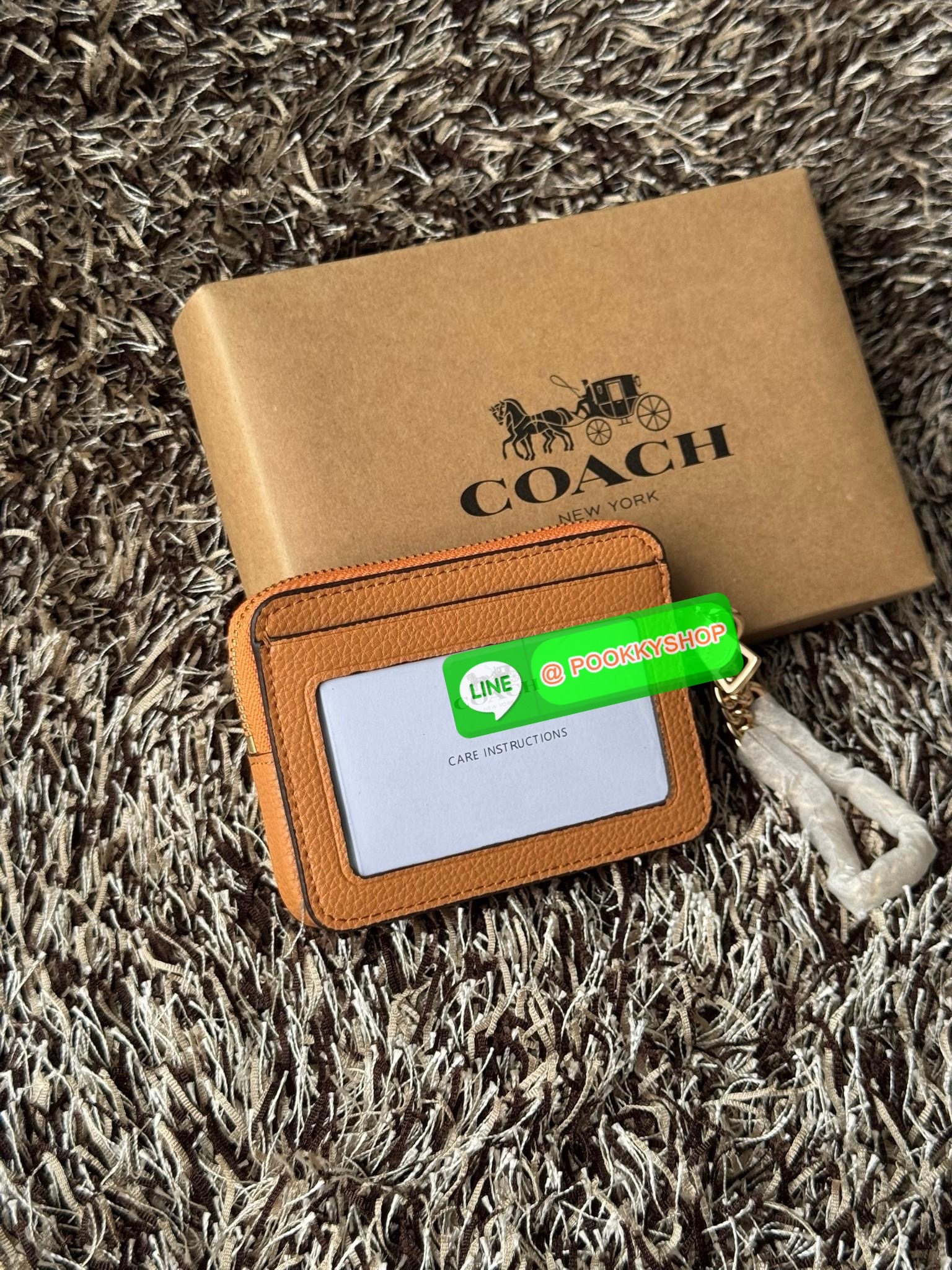 Coach Signature Zip Card Case (C0058) กระเป๋าใบนี้นอกจากช่องใส่บัตรแล้ว ด้านหลังยังมีช่องสำหรับใส่ธนบัตรหรือเหรียญสามารถเปิดปิดได้ด้วยซิป เพิ่มลูกเล่นเป็นสายโซ่คล้องมือ หรือคล้องกับกระเป๋าก็ได้เช่นกัน ขนาดกะทัดรัด พกพาสะดวก การดูแลรักษาง่าย ยังให้ลุคที่ดู