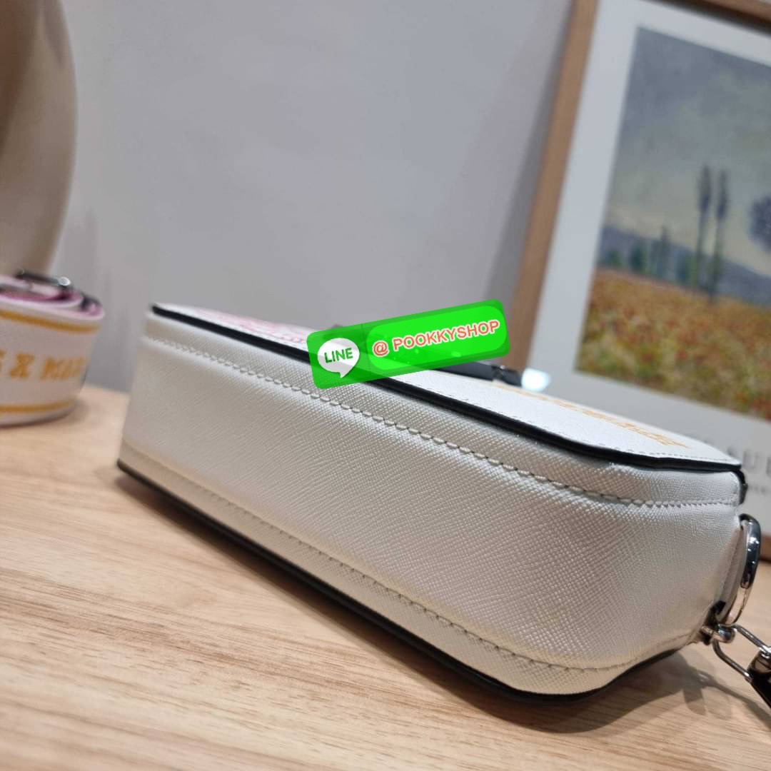 PEANUTS × MARC JACOBS THE SNAPSHOT CROSSBODY BAG คอลเลคชั่นแสนคิวท์ ที่ยกขบวนเหล่าซุปตาร์การ์ตูนมาให้แบบจัดเต็ม กับไอเท็มยอดฮิตที่โดดเด่นเป็นเอกลักษณ์ กระเป๋าสะพายข้างสุดปัง ดีไซน์ลายพรินท์แก๊งค์การ์ตูนสุดฮอต เรียกได้ว่าไม่ซ้ำใคร!! วัสดุหนังวัว สวยอยู่ทรง