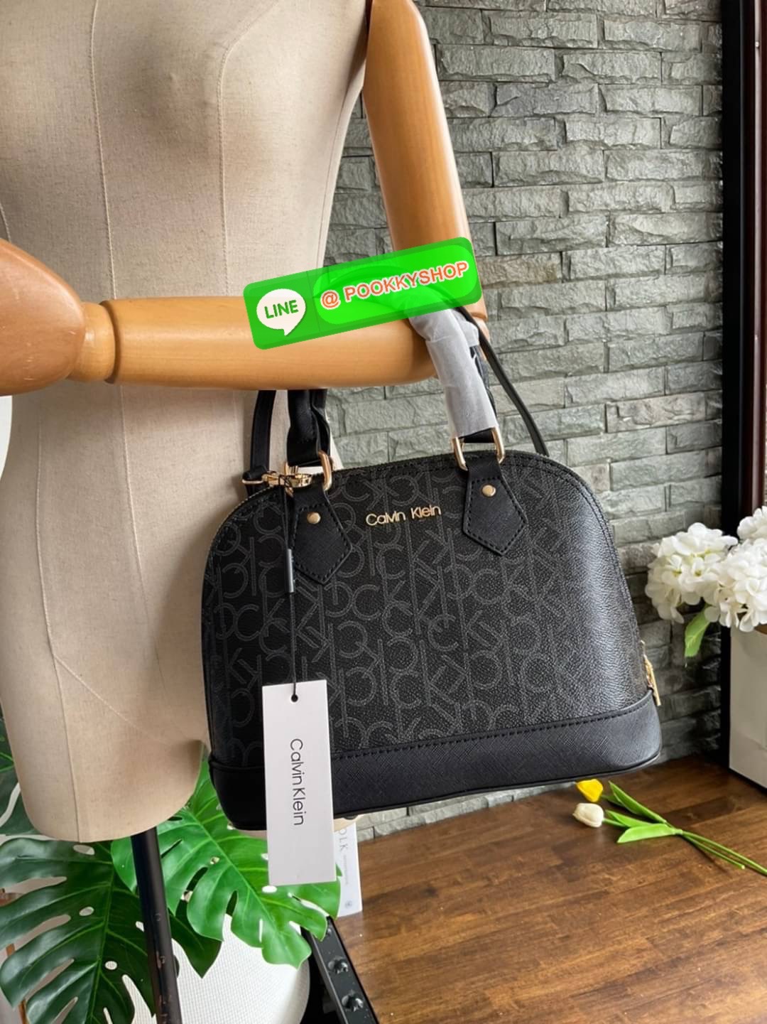 🚚 พร้อมส่ง 🚚 New arrival !! Calvin Klein Dome Mini Bag ( ขนาด 10” ) 💋สวยเก๋ ก่อนใครแน่นอนค่ะ ตามคำเรียกร้อง สวยหรูดูดีมาก สีสวยน่ารัก กระเป๋าสะพายแบบครอสบอดี้ ขนาดมินิ เป็นรุ่นที่ได้รับความนิยม แข็งแรงทนทาน จึงครองใจใครหลายคน วัสดุ