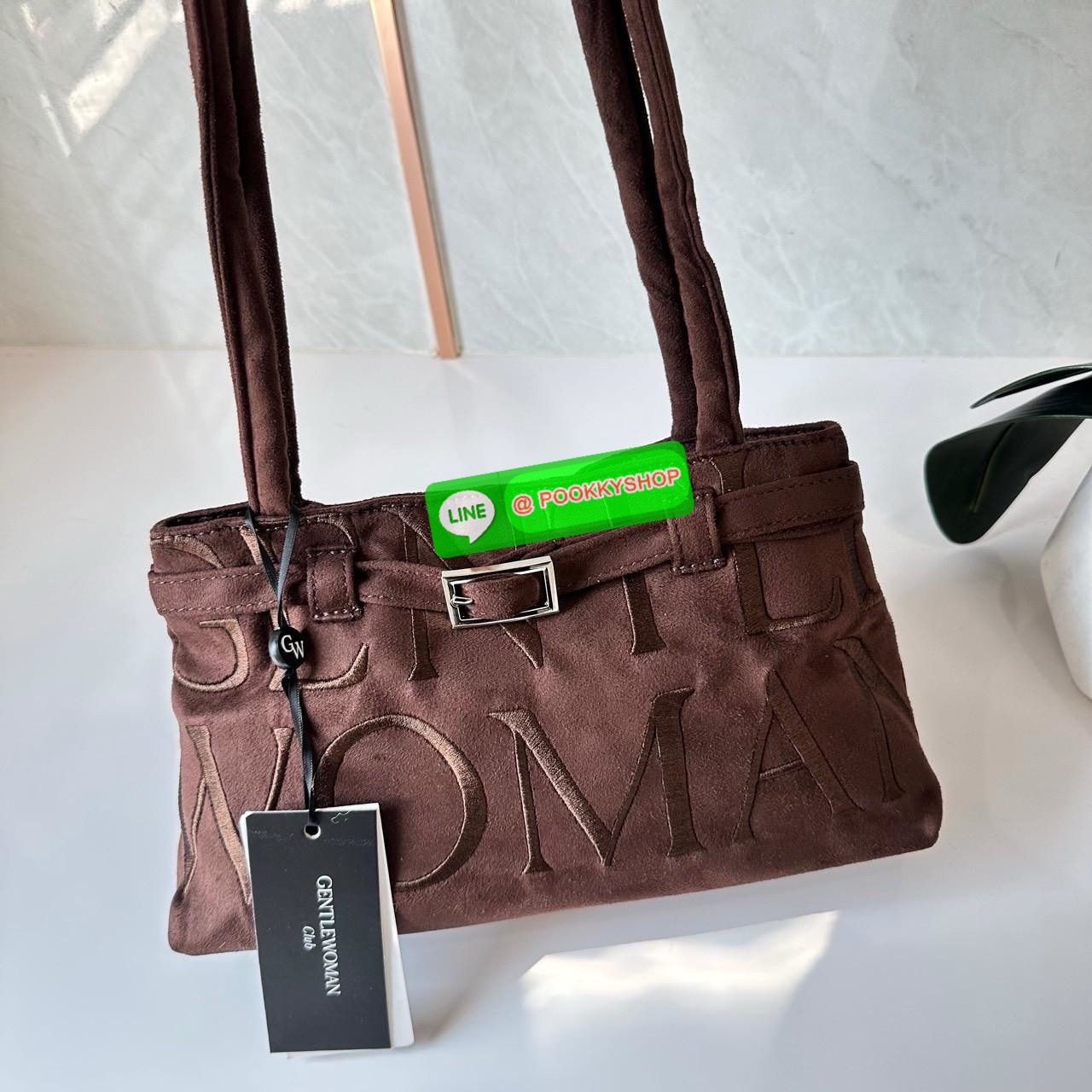 GENTLEWOMAN SUEDE BALLERINA BAG 🔖กระเป๋า Ballerina Bag ในวัสดุหนังกลับ (suede edition) พร้อมโลโก้ปักสีเดียวและรายละเอียดหัวเข็มขัด ทำให้ดูเก๋มีสไตล์โดดเด่น 🔖วัสดุ: หนังกลับ 🔖เปิด-ปิดแบบสแน๊บแม่เหล็ก ภายช่องโล่งกว้างจุของได้เยอะ