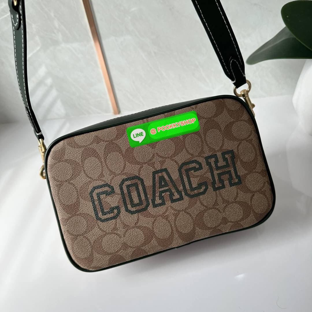 Coach Jamie Camera Bag In Signature Canvas With Varsity Motif (coach ce599) กระเป๋าสะพายข้าง ดีไซน์ยอดฮิตตลอด ไม่ตกเทรน วัสดุหนังแคนวาสตัดหนังแท้ เปิดปิดด้วยซิป ภายในช่องโล่งกว้างมีช่องแยกอเนกประสงค์สามารถใส่โทรศัพท์มือถือได้ทุกรุ่น สามารถใส่กระเป๋าสตางค์