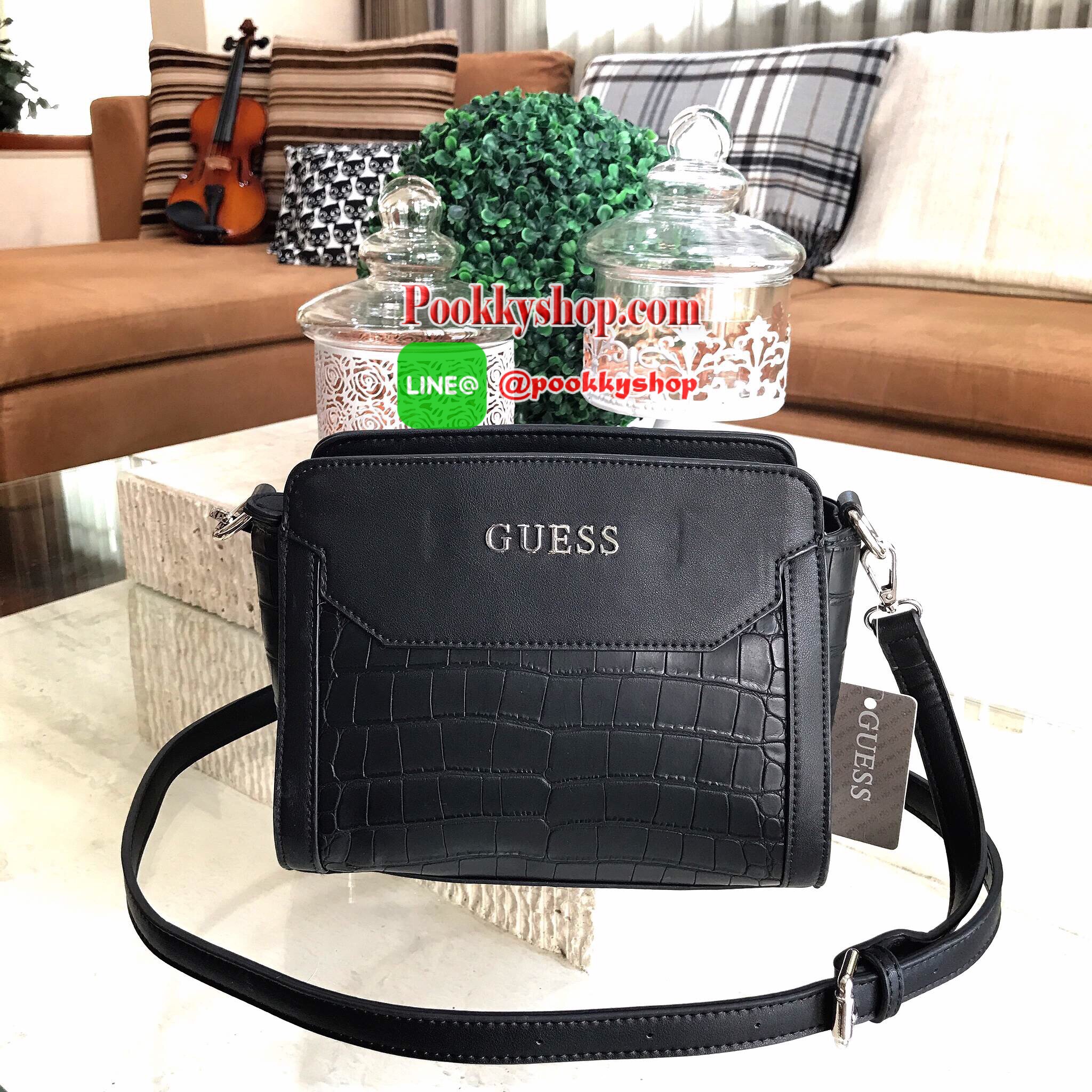 Don't Miss! GUESS CROC SHOULDER BAG 2017 กระเป๋าสะพายรุ่นใหม่ล่าสุดจาก GUESS มาในทรงสุดฮิตขนาดกำลังดีหนังลาย Croc สวยหรูอยู่ทรงแข็ง ด้านหน้าประดับโลโก้แบรนด์โดดเด่น เปิดปิดด้วยซิปสะดวกใช้ ภายในมีโลโก้และช่องใส่มือถือ ซับในพิมพ์โลโก้แบร์นสวยดูดี มาพร้