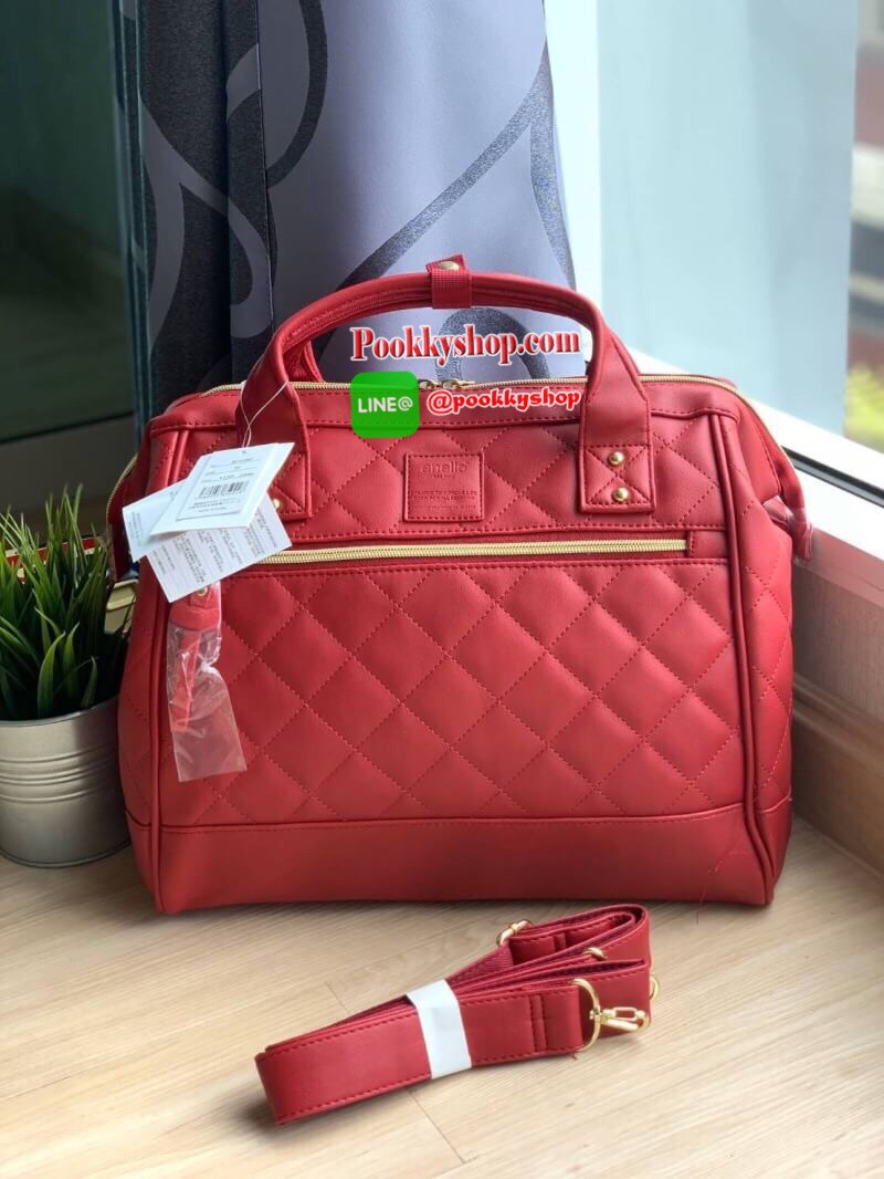 ANELLO (AH-H1862) QUILTING MOUTHPIECE 2-WAY SHOULDER BAG คอลเลคชั่นใหม่จากanello รุ่นคลาสสิค ที่ตัวกระเป๋าบุหนังpuด้วยหนังลายตารางนูนทั้งใบ ดูมีดีเทล ปากกระเป๋ายังคงมีโครงเป็นเอกลักษณ์ จะใส่โน้ตบุ้ค หรือเอกสาร สัมภาระต่างๆได้เยอะ มีช่องซิปใช้งานที่ด้านหน้