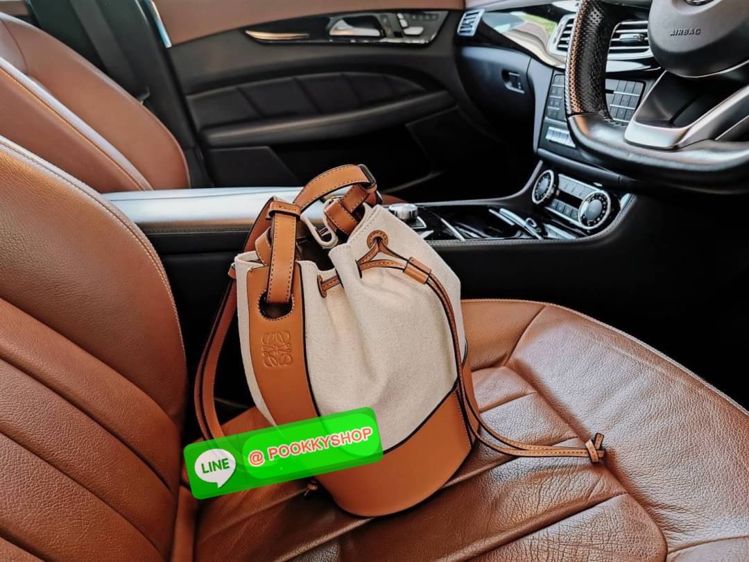 ✴️พร้อมส่งความสวย!✴️ NEW IN! LOEWE CROSSBODY BUCKET BAG GIFT WITH PURCHASE (GWP) กระเป๋าถือหรือสะพายพรีเมี่ยมกิ๊ฟ Limited Edition จาก LOEWE PERFUME DUTYFREE COUNTER วัสดุ Canvas & Leather calfskin ขนาดกำลังดี น้ำหนักเบา ภายในโล่งกว้างและจุ ส