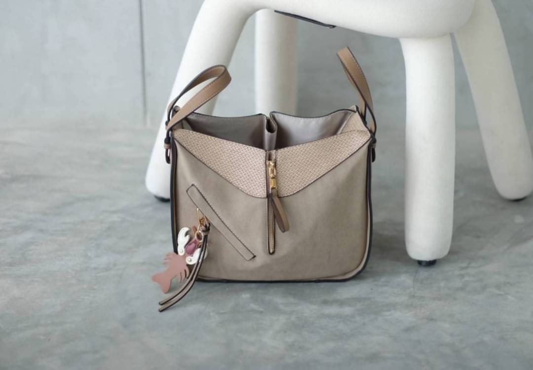 มาอีกรอบละจร้าาา Hammock รุ่นนี้ถามกันไม่เลิก เลยตั้งใจผลิตมาอีกครั้ง สวยๆทุกสี งายดีสวยเนี๊ยบทรงแป๊ะมาก พิเศษ..เลยจร้า แถมฟรี !! ตัวห้อยกุ้งน้อย เพิ่มความโดดเด่นขึ้นไปอีก ... งานนี้รับรองไม่ผิดหวัง ดีเทลรายละเอียดสวยมาก