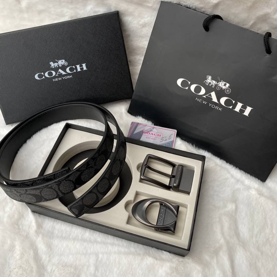 Set เข็มขัด coach 2 หัว ใส่แบบเจาะรูเข็มขัด สายลายC นูนสลับกับด้านเรียบ สลับใช้ได้ 2 ด้าน ทั้งยังสามารถเจาะรูเพิ่มได้ รุ่นนี้มาพร้อมป้ายแท็กแบรนด์ หัวเข็มขัดใส่ได้ง่าย ถอดได้ไม่ยาก ซื้อเป็นของขวัญของฝาก ดูดีมากๆเลยนะคะ