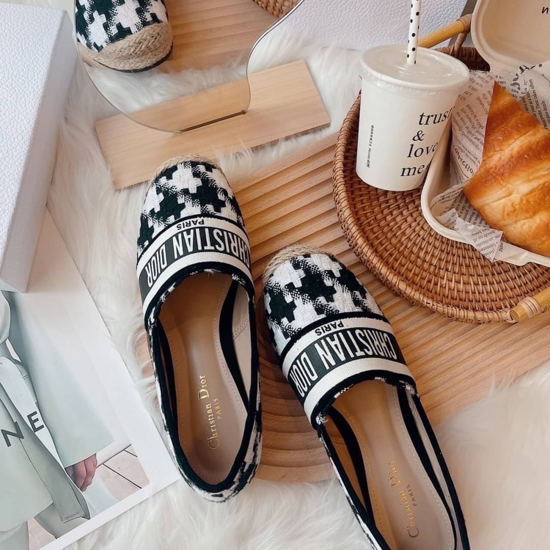 งานเข้าใหม่ พร้อมส่ง แบบใหม่ เพิ่งเข้า สลิปออนงานปอ Dior ลายใหม่ ชิโนริ ลายผ้าน่ารักมาก งานดี ปั้มแบรนด์