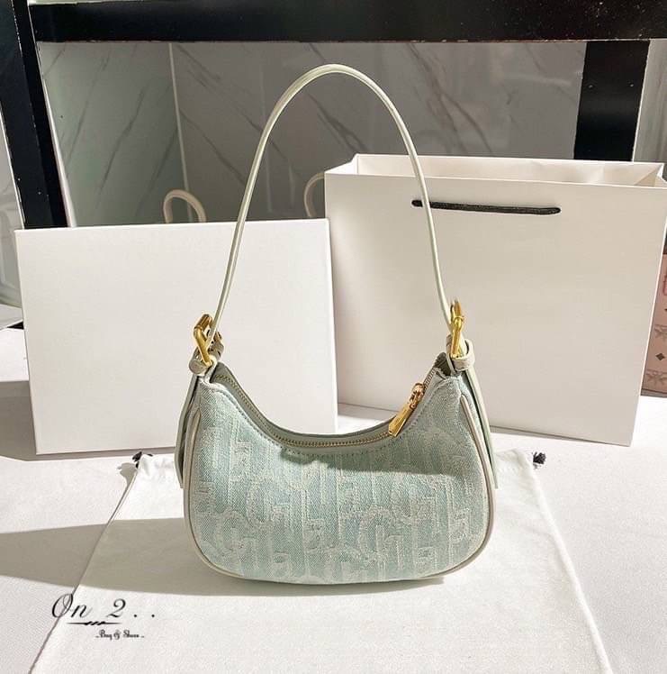 💥💥NEW Arrival 💥💥 Korean Style bag กระเป๋าสะพายไหล่ทรงวินเทจ สุดเก๋♥️ วัสดุเป็นผ้ายีนส์สีฟ้าอ่อนมีลาย น้ำหนักเบาใส่ของได้เยอะ สายสะพายสามารถปรับความยาวได้ค่ะ