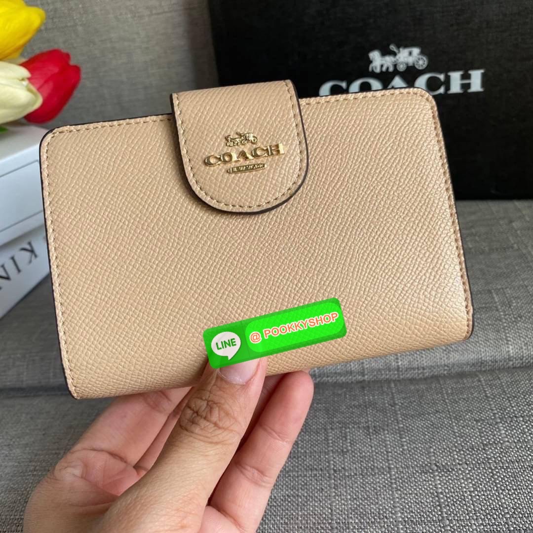 COACH 6390 MEDIUM CORNER ZIP WALLET กระเป๋าสตางค์ใบกลาง สีพื้นเรียบหรู วัสดุcrossgrain ภายในมีช่องใส่บัตรและธนบัตรได้ทุกชนิด มีช่องซิปใส่เหรียญ ขนาดกะทัดรัดพกพาง่าย คนชอบจัดระเบียบกระเป๋าสตางค์แนะนำเลยจ้า