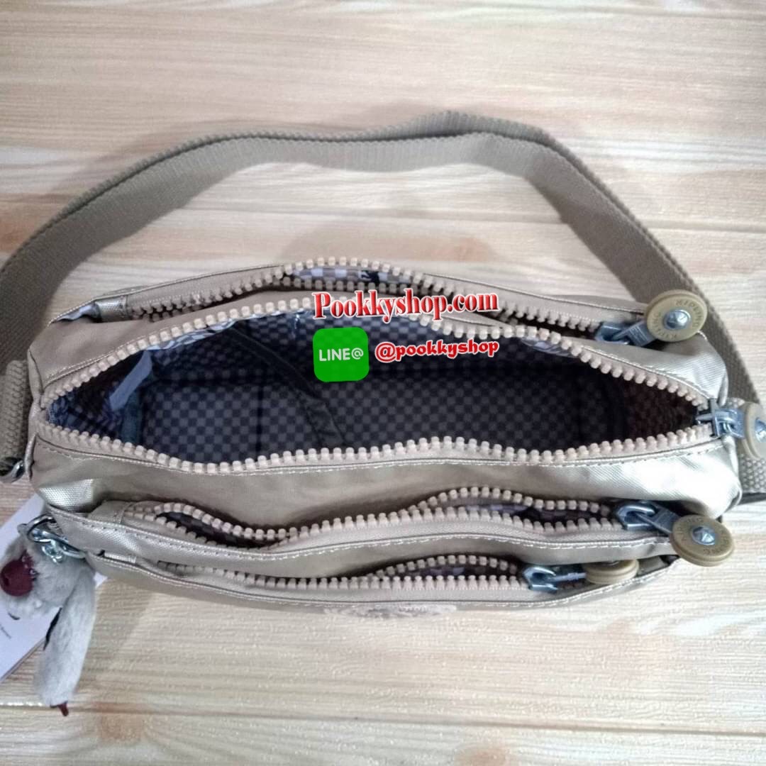 KIPLING Mini Crossbodybag กระเป๋าสะพายข้างขนาดกะทัดรัด ผลิตจากวัสดุ Nylon+ Polyester100% มีช่องใช้งานแยกย่อยมากถึง 4 ช่อง -ด้านหน้ามีช่องซิป 2 ช่อง -ช่องหลักโล่ง กว้าง จุของใช้ได้เยอะ -ด้านหลังมีช่องซิปอีก 1 ช่อง มาพร้อมพวงกุญเเจลิง สายสะพายยาวสามารถปรับไ