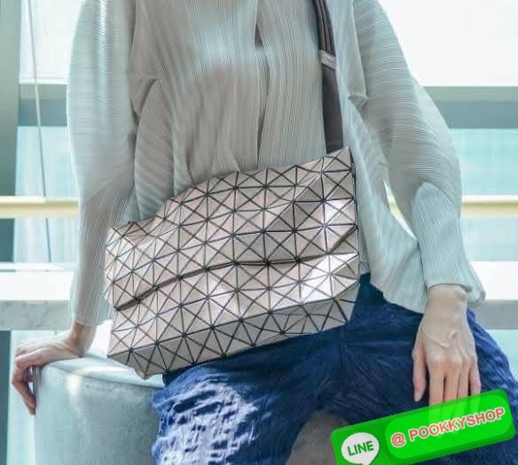 💕Baobao Issey Miyake Prism Sac ชาวมินิมอลทั้งชายและหญิงต้องถูกใจรุ่นนี้ เพราะ Prism Sac เป็นกระเป๋าแบบ unisex ที่มาพร้อมกับความเรียบง่ายของวัสดุเนื้อแมตต์ แต่ให้ลุคสไตล์เท่แบบคูลๆ โดดเด่นด้วยดีไซน์ที่ออกแบบมาให้ใช้งานที่ง่าย ตอบโจทย์ทุกสถานการณ์ฝา