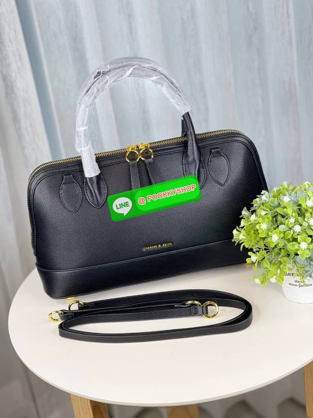 Charles&Keith แท้ Outlet กระเป๋าทรงโดม หรูหราดูไฮ มาพร้อมกับสายสะพาย สำหรับสะพายไหล่ เปิดปิดด้วยซิปคู่ ฐานตั้งอยู่ทรงใบใหญ่ จุของได้เยอะ